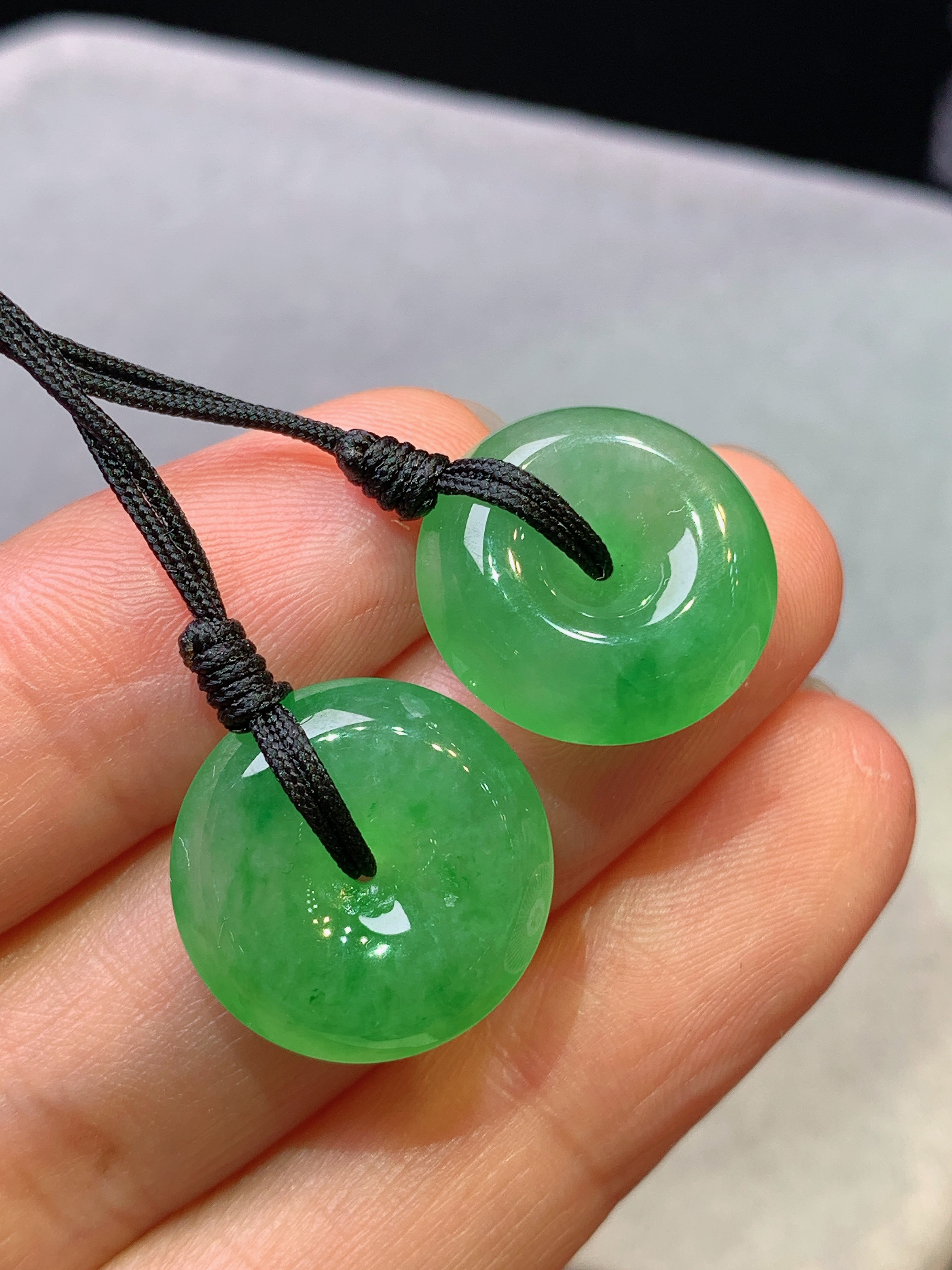 翠绿平安扣一对 玉质细腻 色泽艳丽清新 水润亮眼 整体尺寸16.5*6.5g1