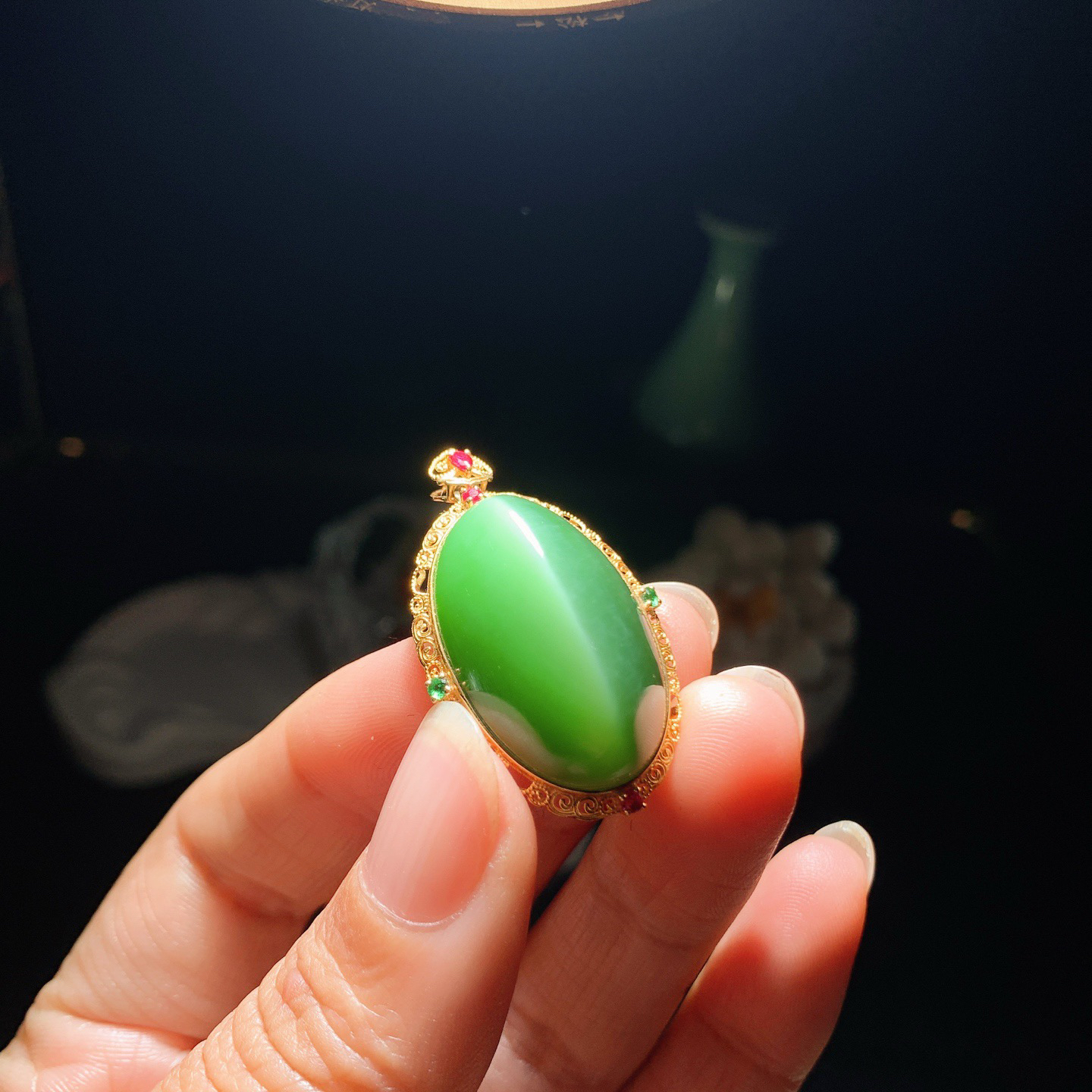 和田玉阳绿18k金俄罗斯碧玉蛋面挂件 尺寸30/21/11重7.8克。玉质细腻油润。手推出油。佩戴高端典雅。lt260319