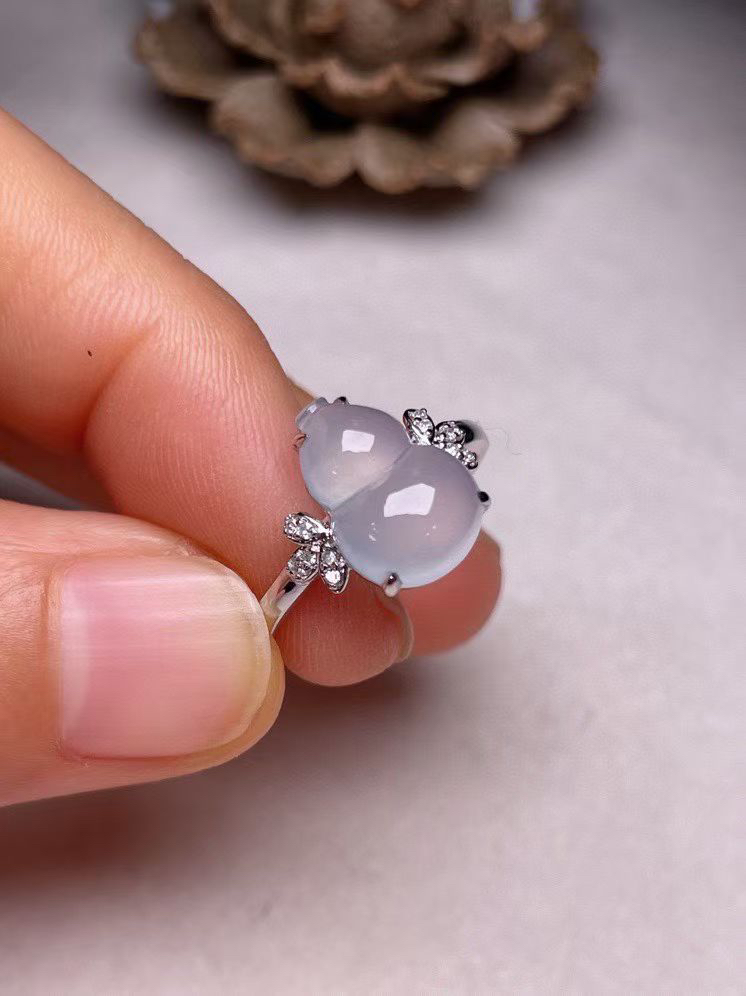 冰种葫芦戒指，真金真钻镶嵌，种水好，玉质细腻 .裸石尺寸 11.8*8.1