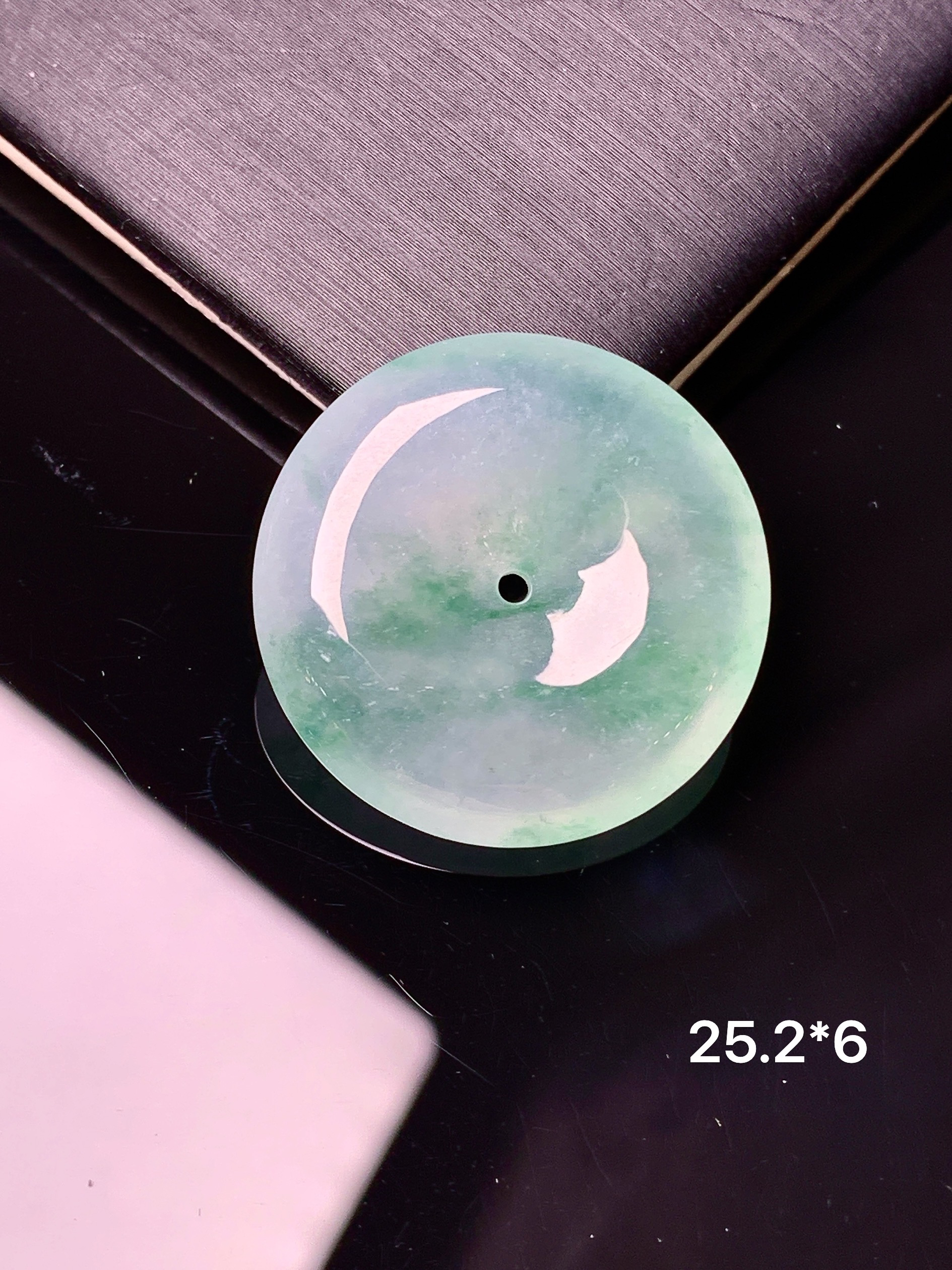 冰种飘绿平安扣吊坠 玉质细腻 色泽艳丽清新 水润亮眼 整体尺寸25.2*6x1