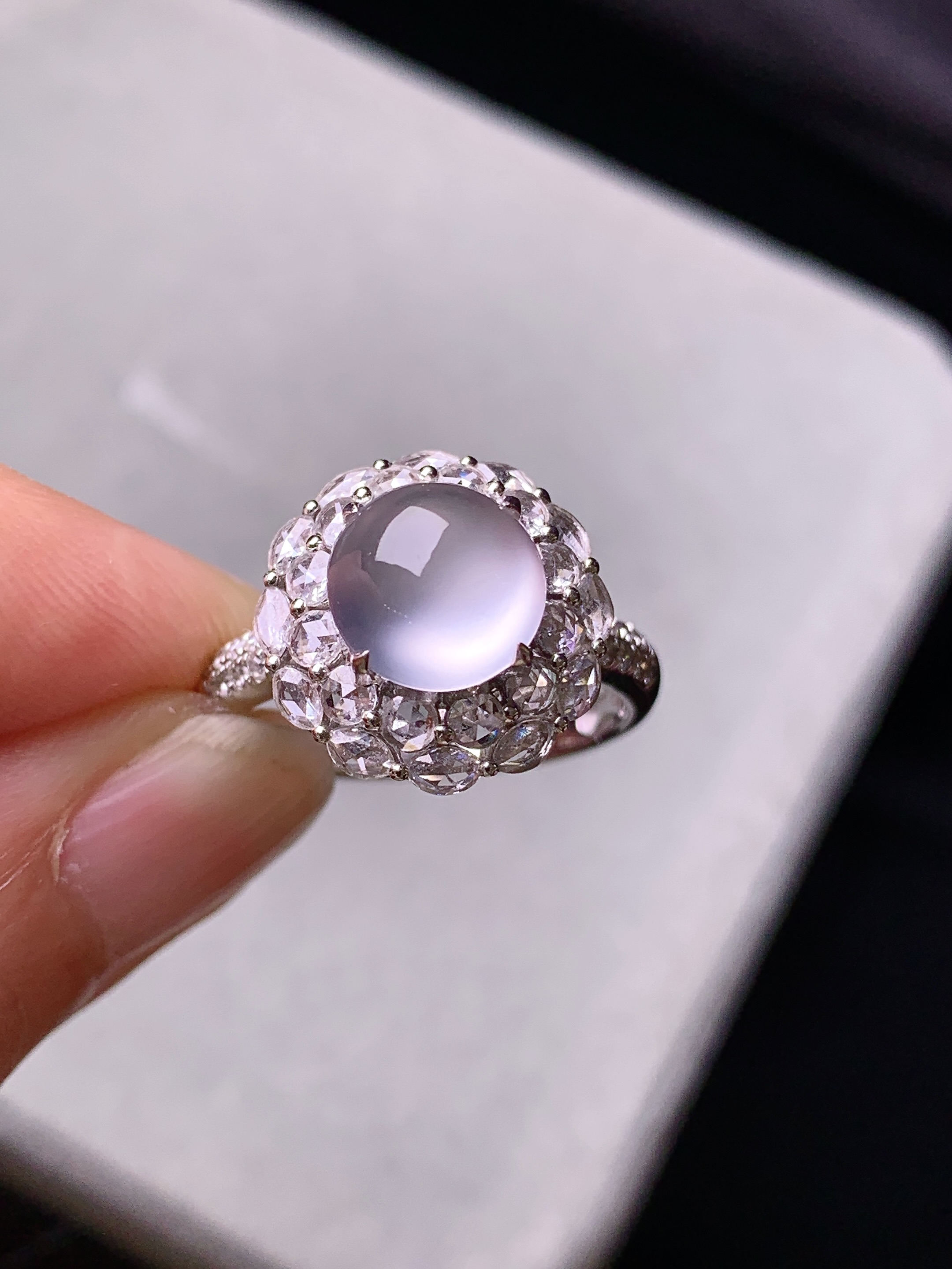 18k金钻镶嵌冰种蛋面戒指 玉质细腻 色泽艳丽清新 水润亮眼 圈口14 整体尺寸14.2*10.8a1