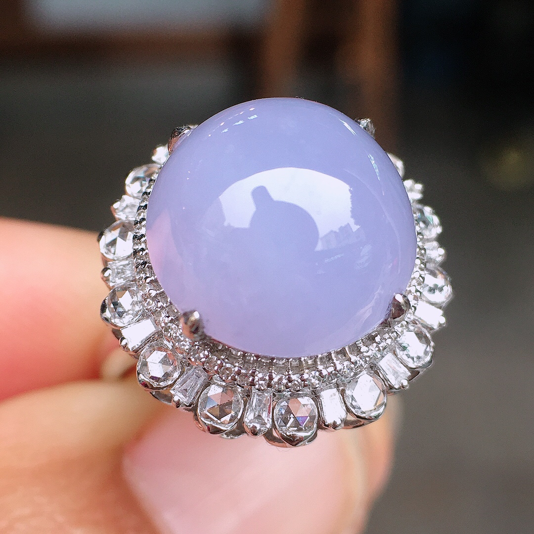 紫罗兰蛋面戒指/吊坠两用款，色泽均匀艳丽，玉质细腻，荧光感超
强，饱满圆润，尽显优雅气质，18k
金豪华镶嵌