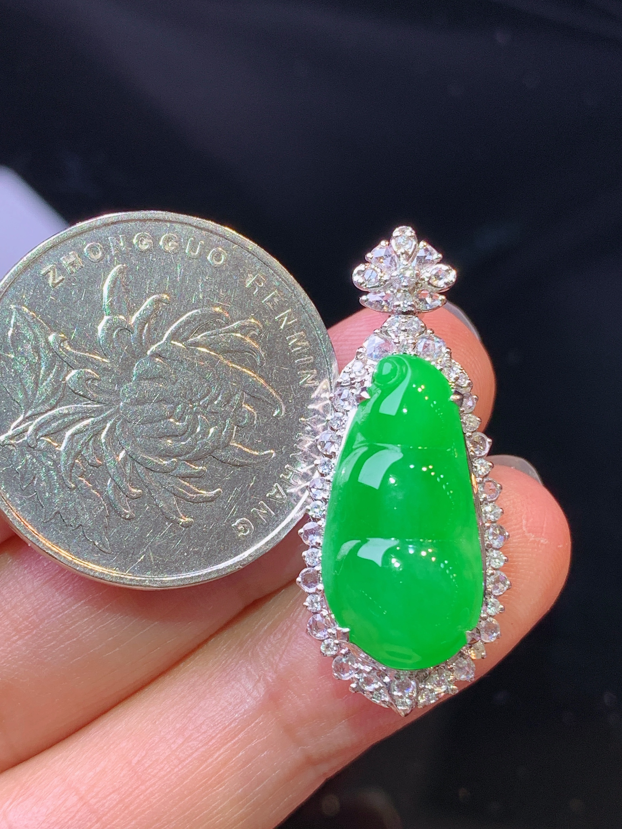 18k金钻镶嵌满绿四季豆吊坠 玉质细腻 色泽艳丽清新 水润亮眼 整体尺寸31.5*13.6*11h2