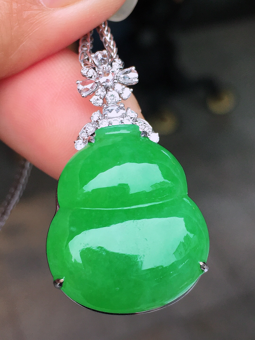 阳绿葫芦吊坠，色泽均匀艳丽，玉质细腻，荧光感超
强，饱满圆润，尽显优雅气质，18k
金豪华镶嵌