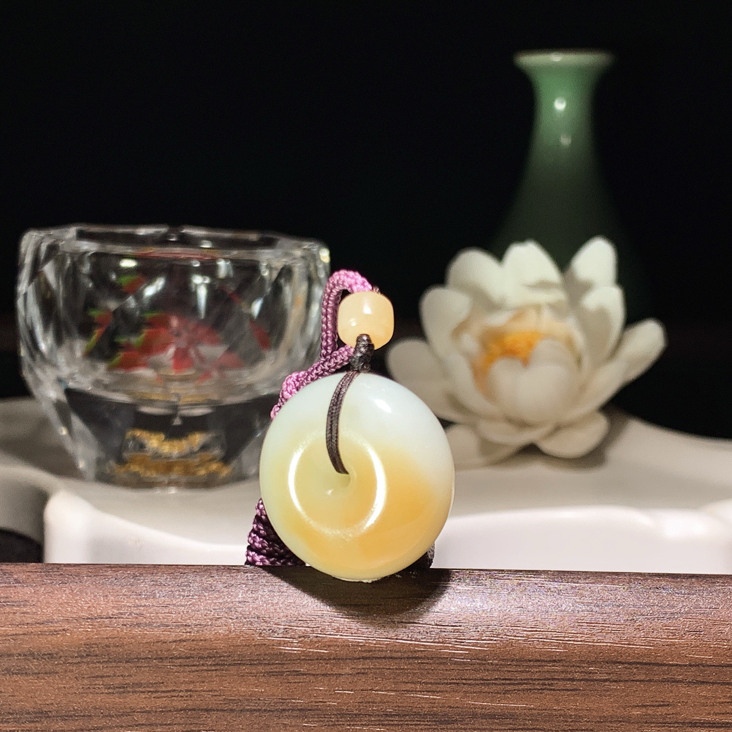 和田玉白玉糖料平安扣挂件 尺寸22/10重11.3克。玉质细腻油润。手推出油。佩戴高端典雅。lt260319