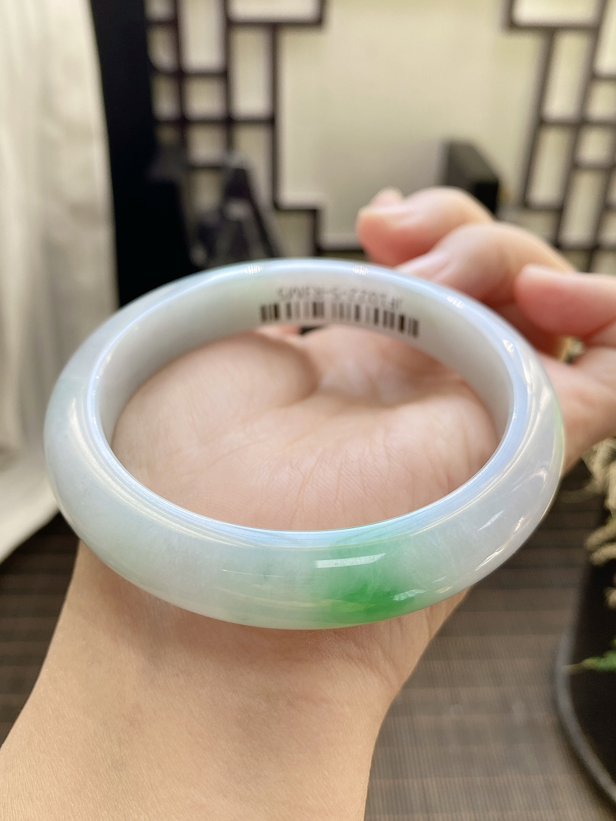 【超低放漏】58-60可戴。白如凝脂，一抹正阳绿晕染其间，青白分明，清雅脱俗。
细腻的糯底带着通透柔