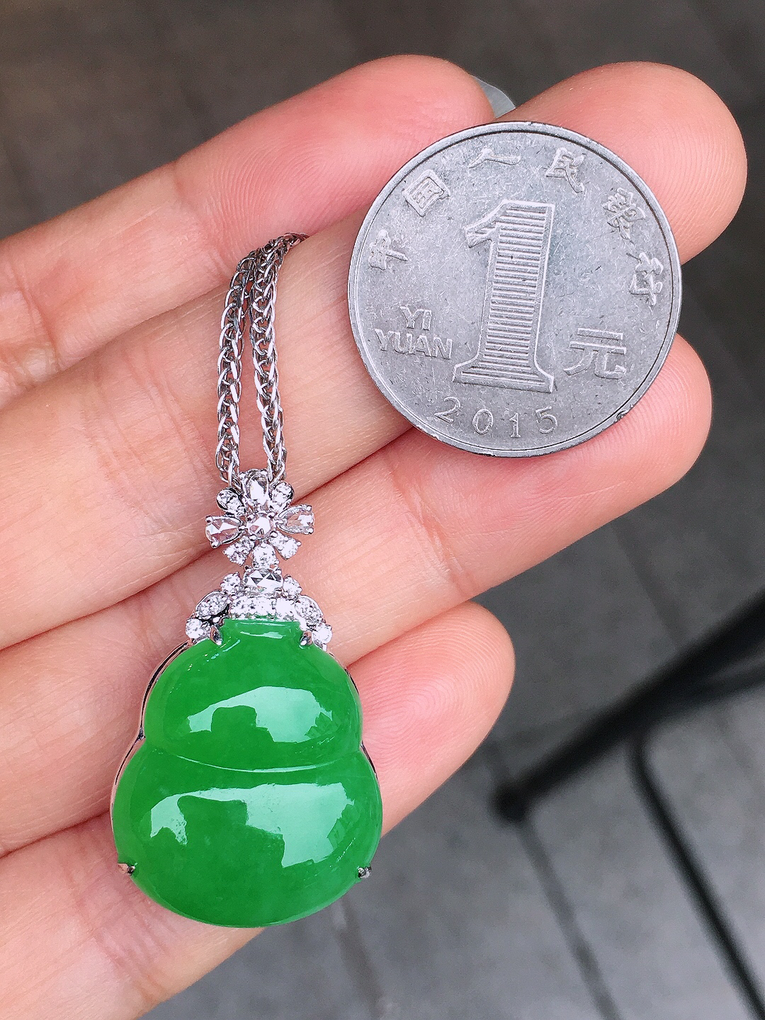 阳绿葫芦吊坠，色泽均匀艳丽，玉质细腻，荧光感超
强，饱满圆润，尽显优雅气质，18k
金豪华镶嵌