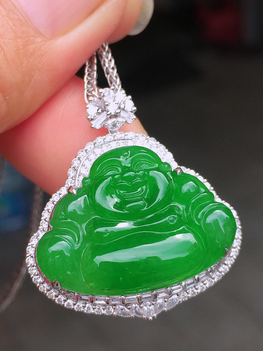 阳绿佛公吊坠，色泽均匀艳丽，玉质细腻，荧光感超
强，饱满圆润，尽显优雅气质，18k
金豪华镶嵌