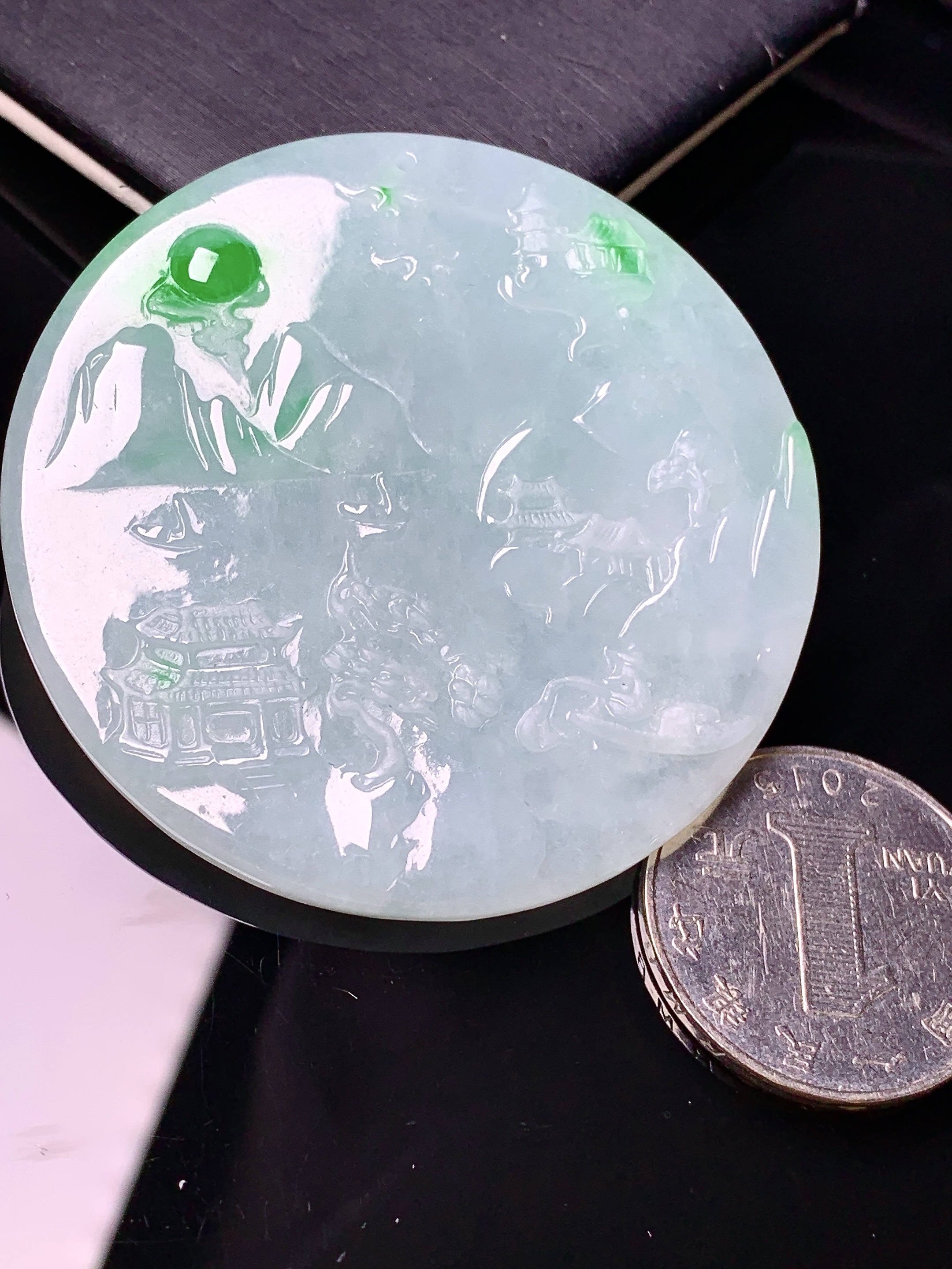 飘绿山水圆牌吊坠 玉质细腻 色泽艳丽清新 水润亮眼 整体尺寸54*5.3a2