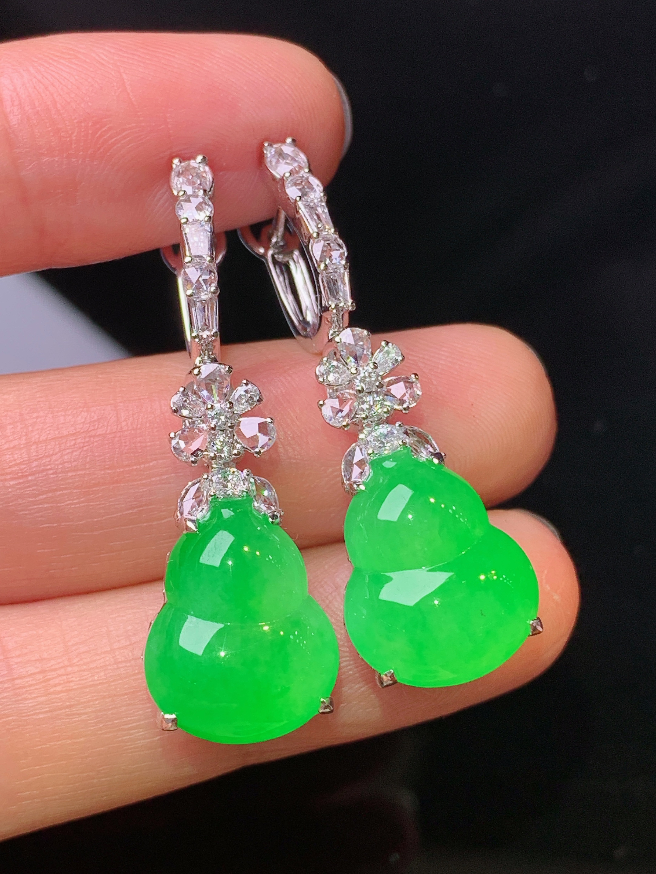 18k金钻镶嵌翠绿葫芦耳坠吊坠两用款 玉质细腻 色泽艳丽清新 水润亮眼 整体尺寸38.6*11.8*9.3h2