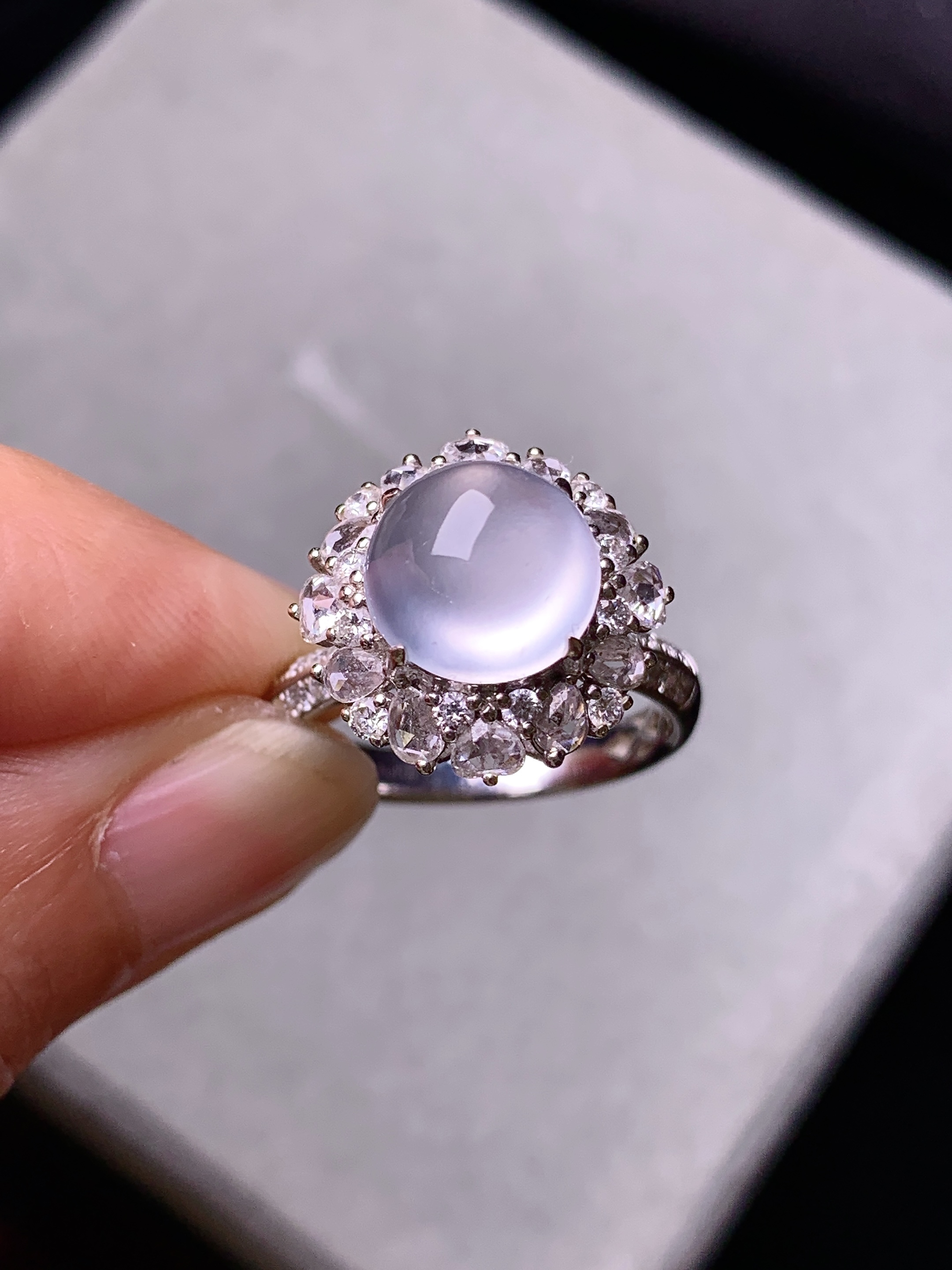 18k金钻镶嵌冰种蛋面戒指 玉质细腻 色泽艳丽清新 水润亮眼 圈口13.5 整体尺寸15.3*13a