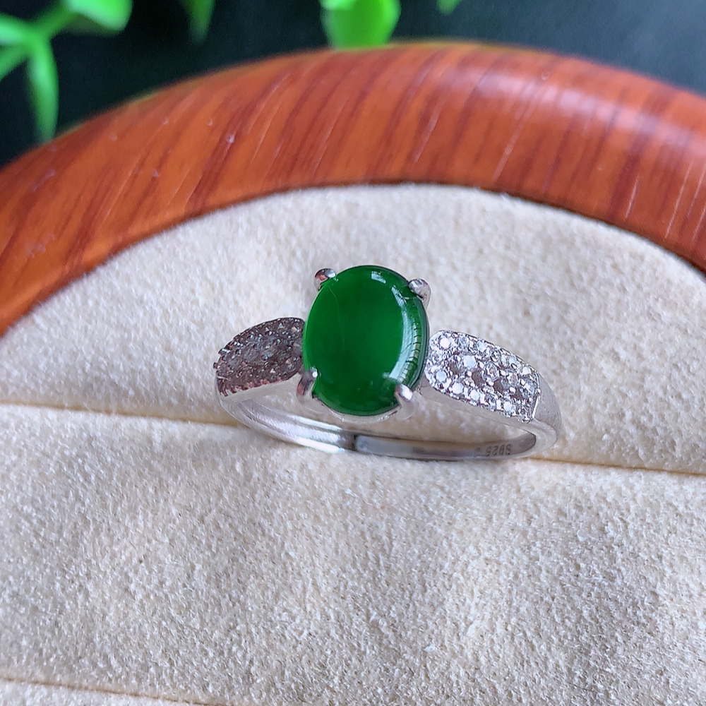 冰润满绿精美环形翡翠戒指  玉质细腻  冰清玉润  飘花灵动  颜色漂亮  W502.18   内径尺寸：18.5-8.8-6.8mm  裸石尺寸：8.8-6.8mm