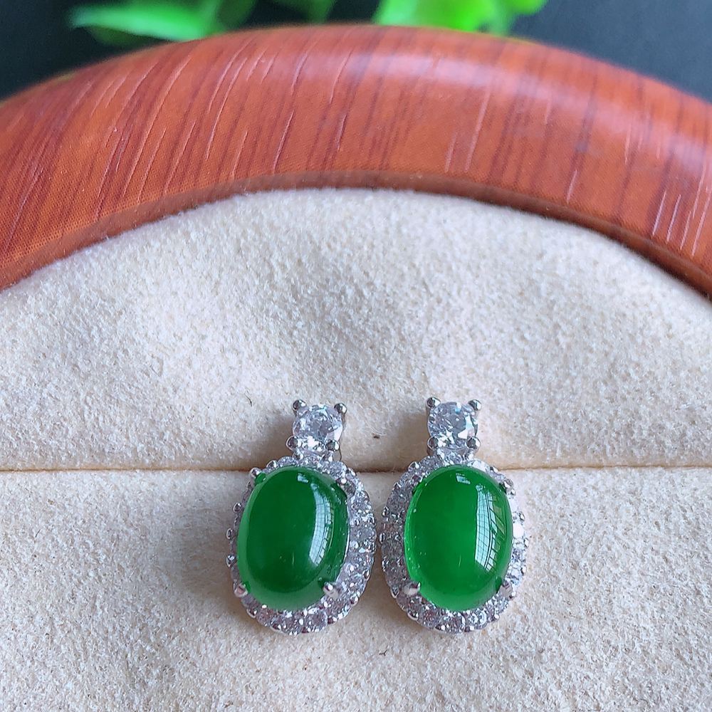 冰满绿翡翠925银镶嵌耳钉，自然光实拍，翠色灵动，颜色漂亮，种老水足，品相佳，佩戴佳品！W502.1