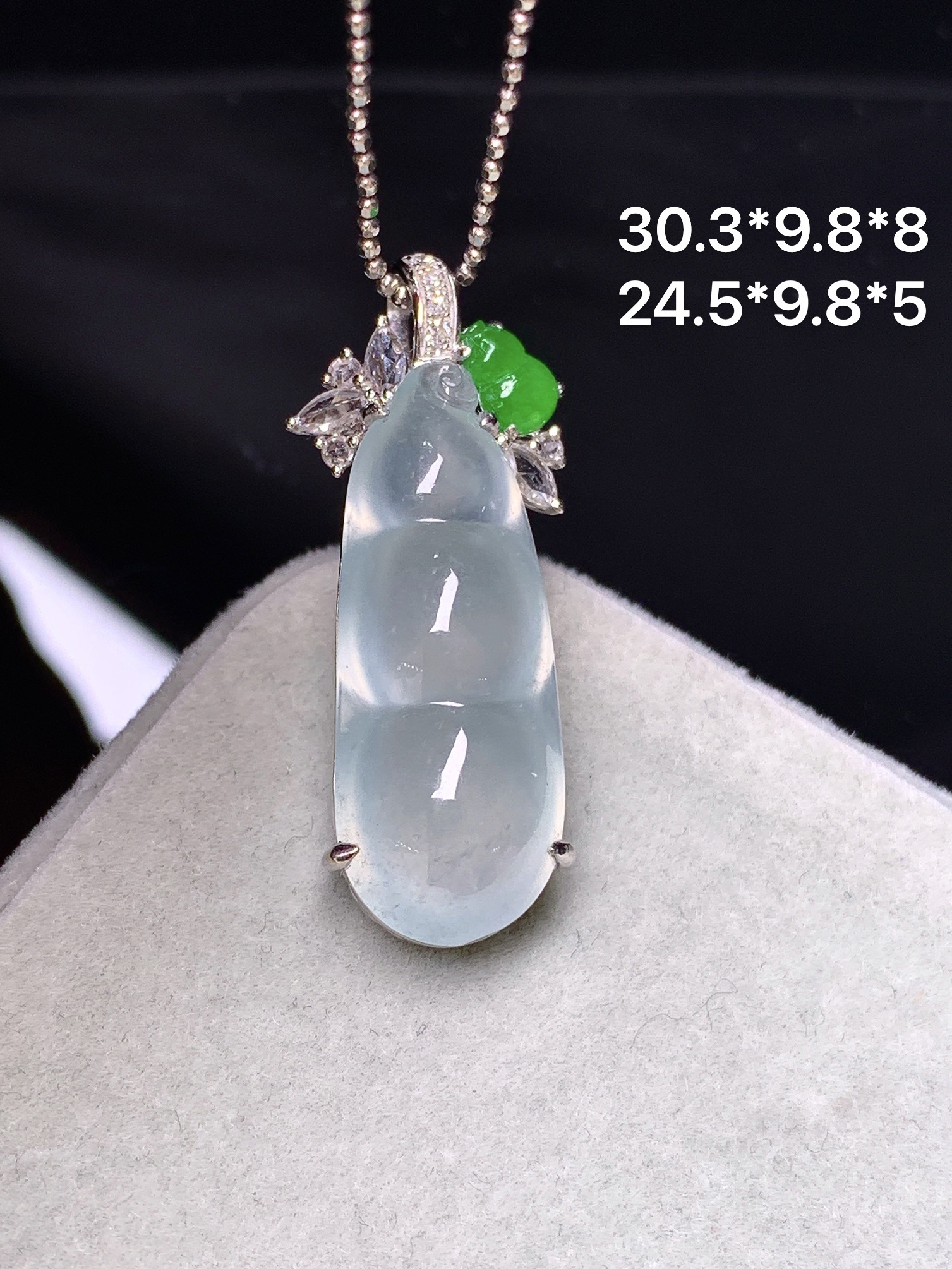 18k金钻镶嵌冰种四季豆吊坠 玉质细腻 色泽艳丽清新 水润亮眼 整体尺寸30.3*9.8*8c2