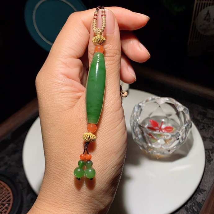 和田玉阳绿俄罗斯碧玉转运珠勒子挂件。尺寸40/11重11克。玉质细腻油润。手推出油。品相大气。lt260318
