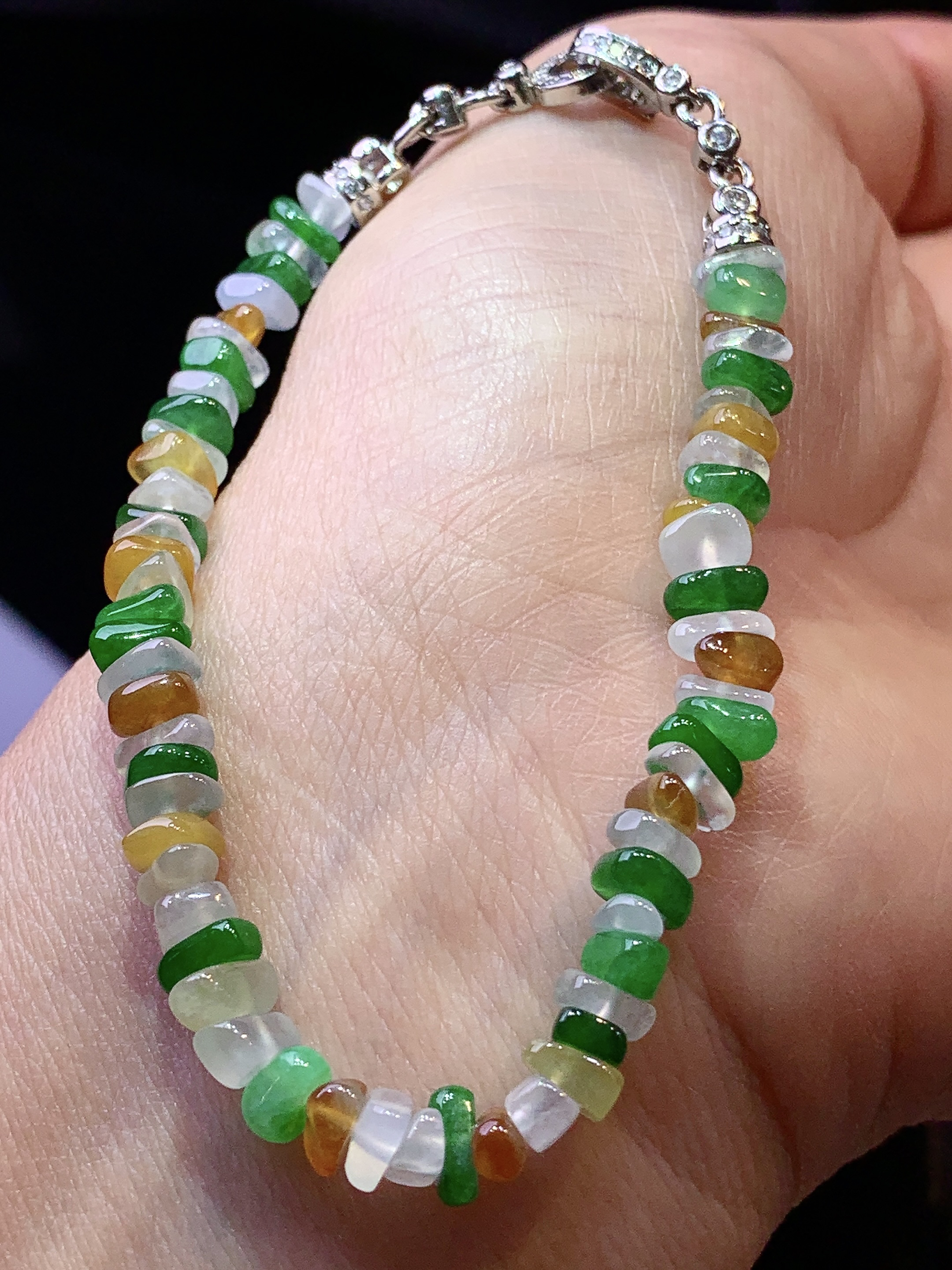 三色随形手链 玉质细腻 色泽艳丽清新 水润亮眼 整体尺寸5.2*4.5*2.6w1