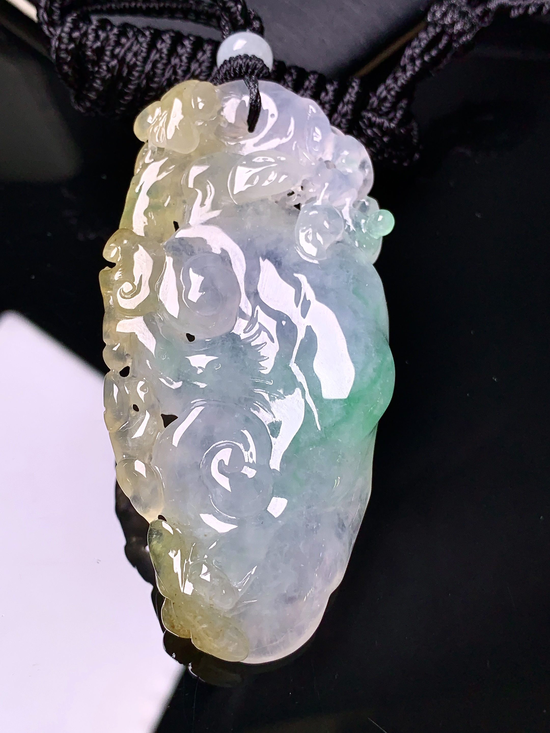 飘黄绿如意吊坠 玉质细腻 色泽艳丽清新 水润亮眼 整体尺寸66.3*32*12w1