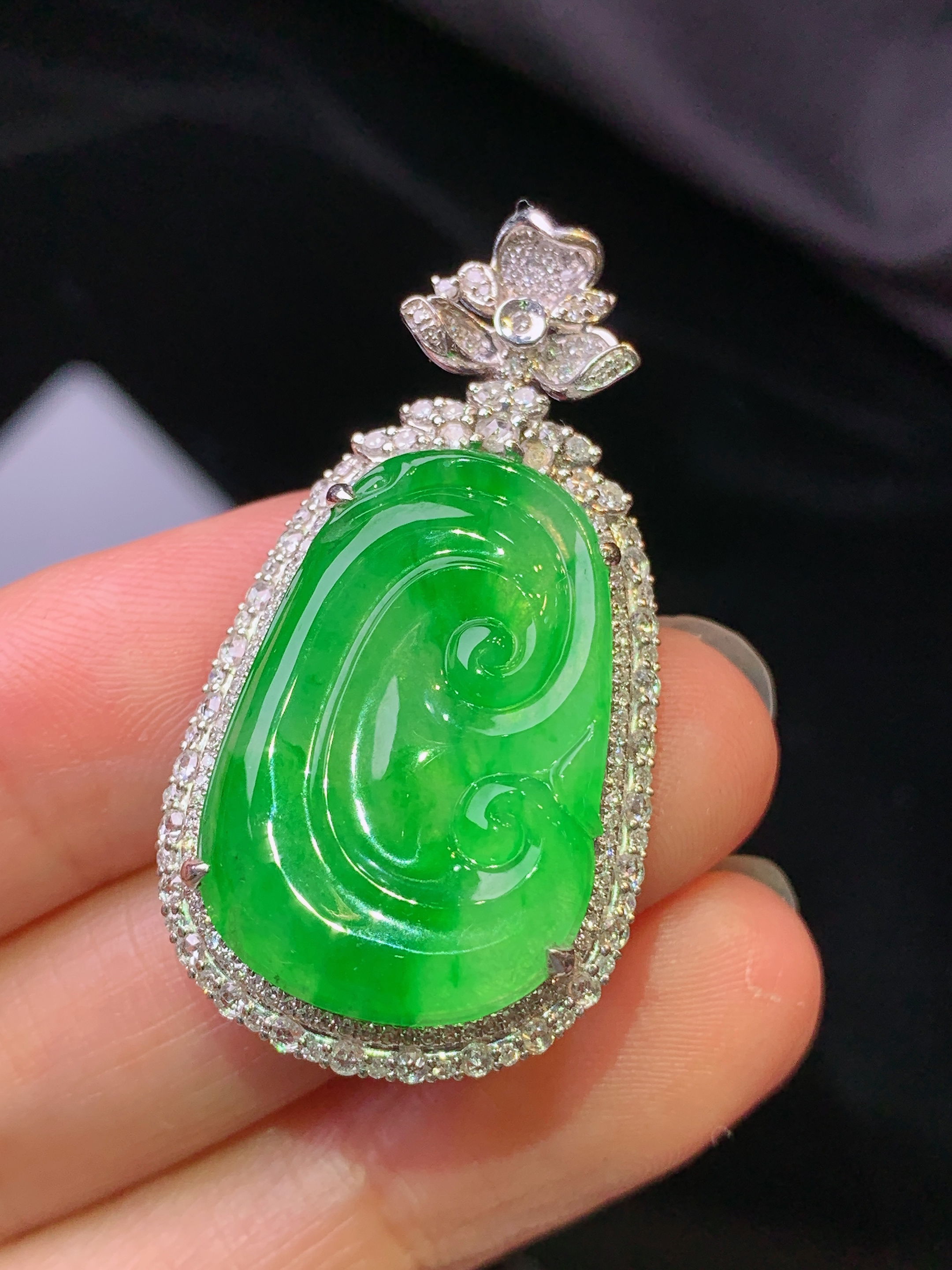 18k金钻镶嵌翠绿如意吊坠 玉质细腻 色泽艳丽清新 水润亮眼 整体尺寸38.8*21*7.8c2