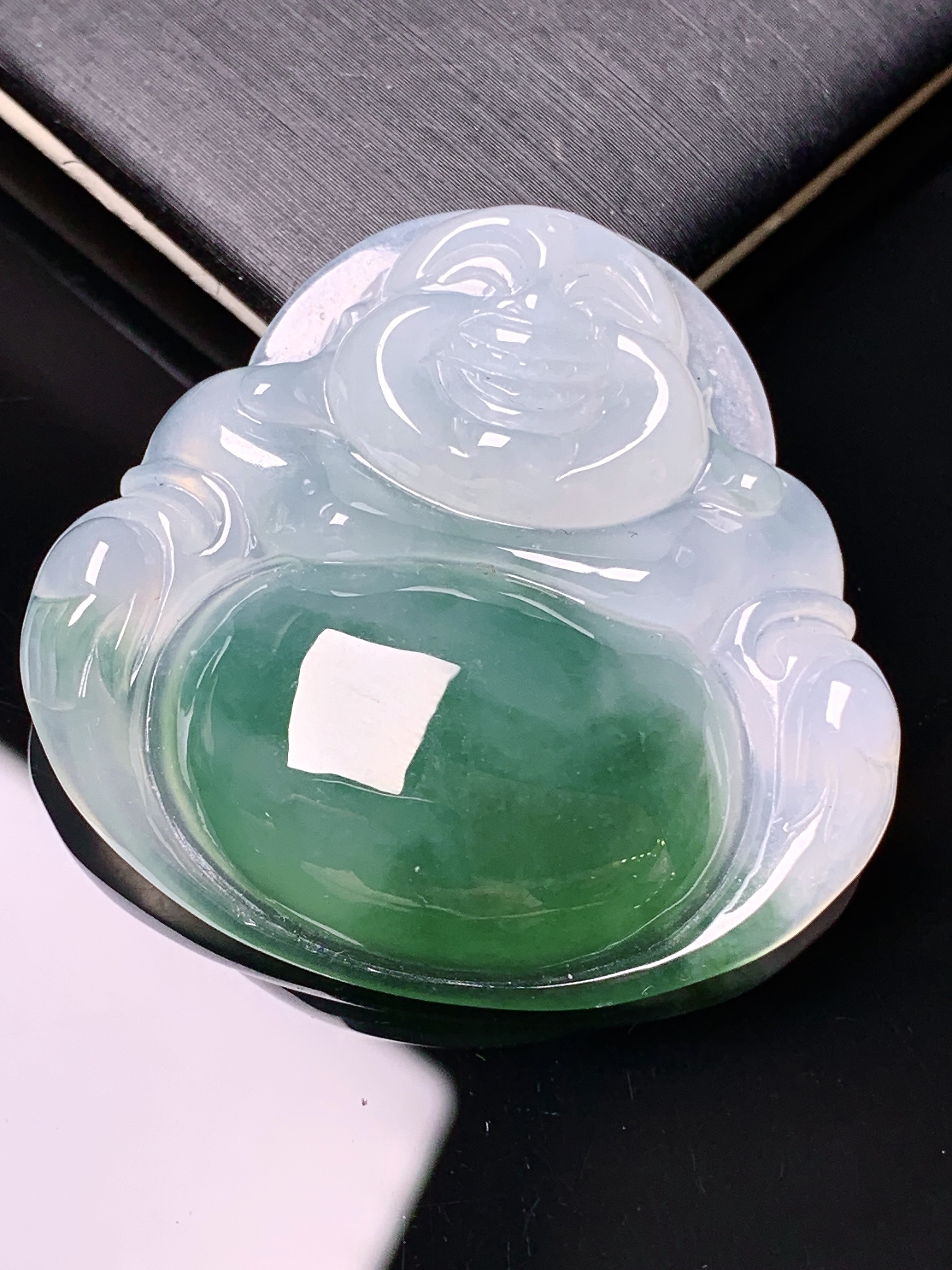 飘绿佛公吊坠 玉质细腻 色泽艳丽清新 水润亮眼 整体尺寸35.8*37.5*8.5x1