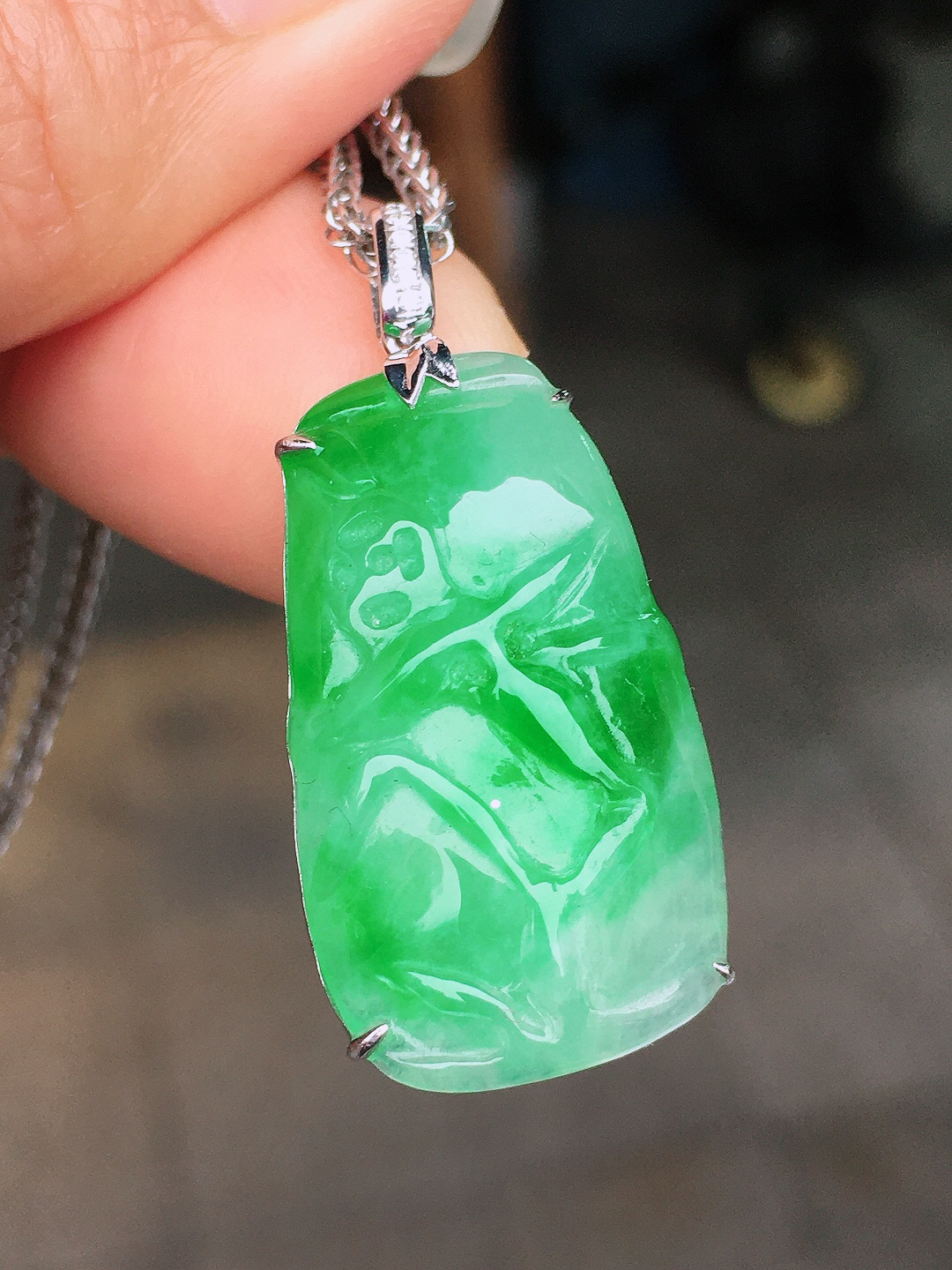 阳绿【节节高升】吊坠，色泽艳丽，玉质细腻，荧光感超
强，饱满圆润，尽显优雅气质，18k
金豪华镶嵌