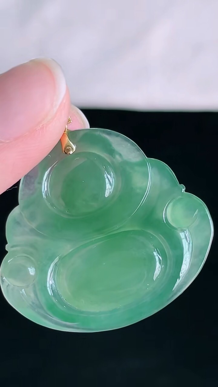 【翡翠名称】老坑种冰绿佛公翡翠吊坠
【翡翠尺寸】裸石30.8/34.2/6.2mm
【翡翠描述】宝贝种老水足，玉质细腻，色泽靓丽，性价比高，佩戴效果好！
【其它赠送】权威证书/精美挂绳盒子/支持全国复检