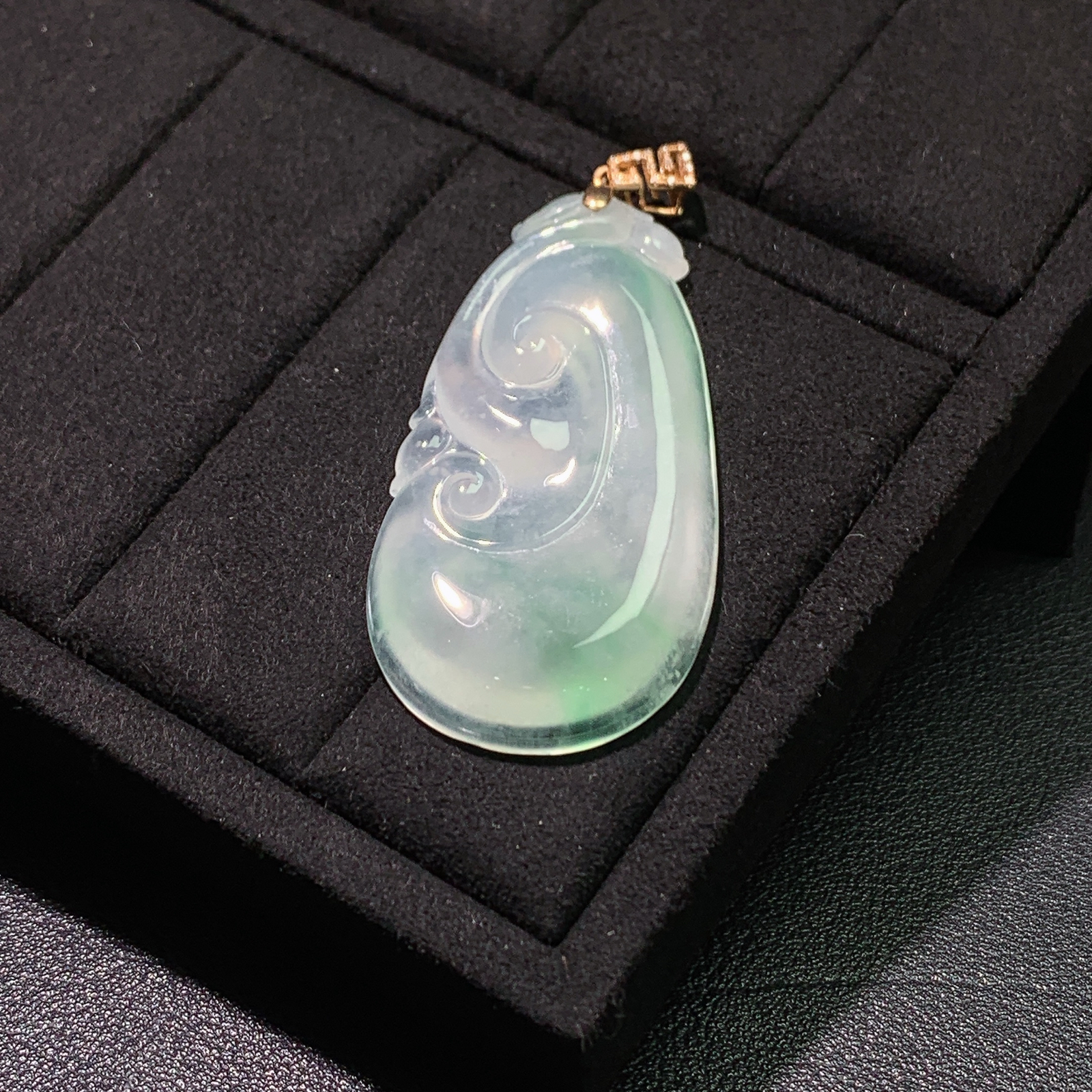 冰润飘绿事事如意吊坠 尺寸51.5-31.9-6.3毫米