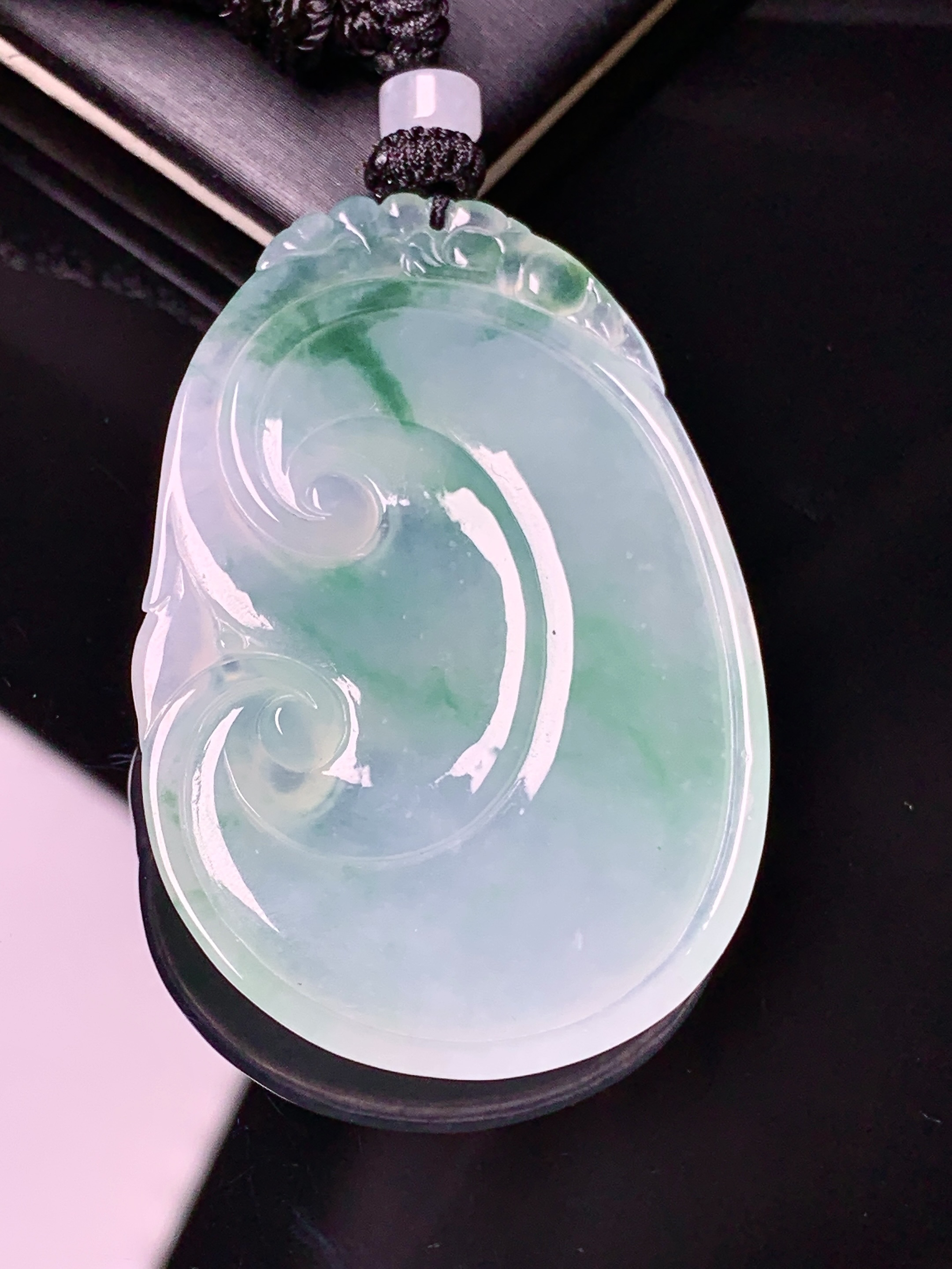 冰种飘绿如意吊坠 玉质细腻 色泽艳丽清新 水润亮眼 整体尺寸48*31.8*4.6x1