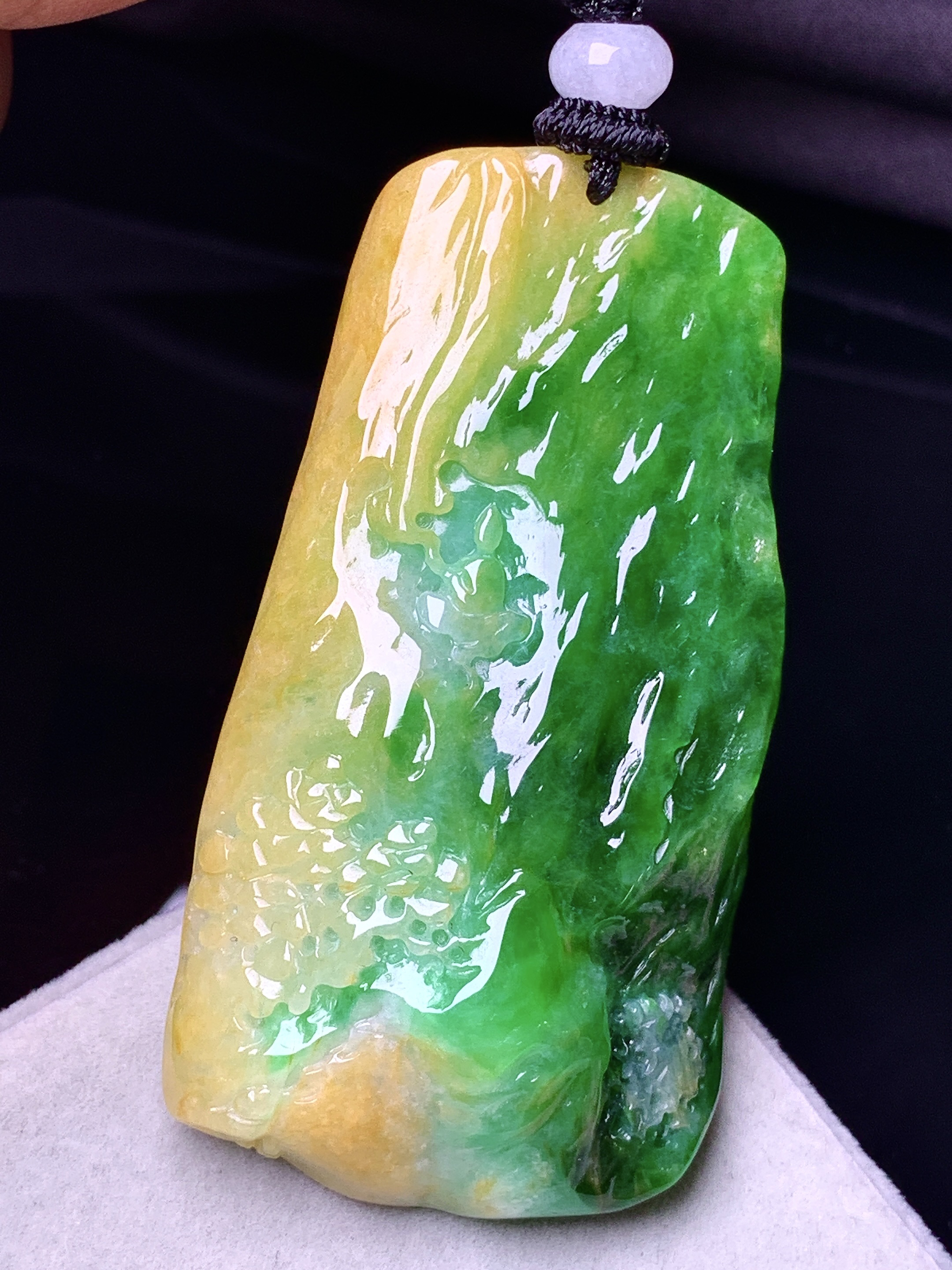 黄绿山水牌吊坠 玉质细腻 色泽艳丽清新 水润亮眼 整体尺寸57.5*30.2*10w1