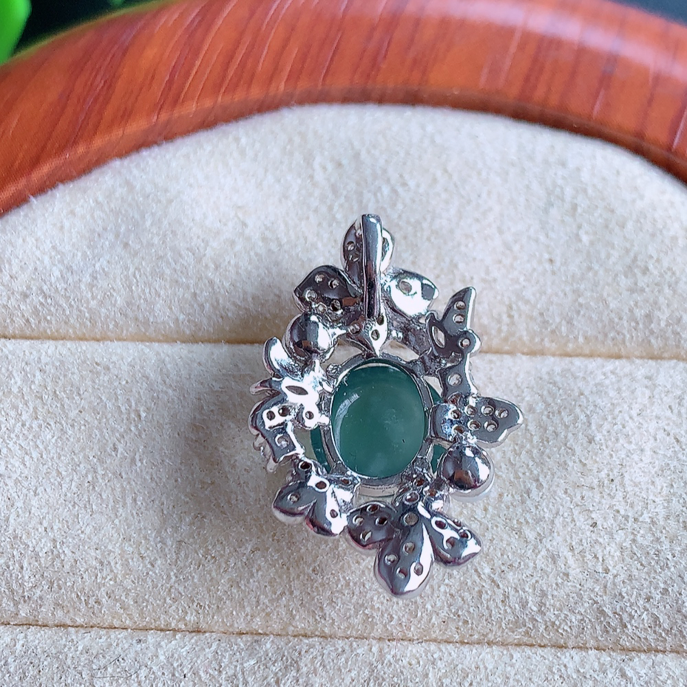 冰晴水蛋面翡翠吊坠，质地细腻，清秀高雅，饱满圆润  款式大方经典，颜色鲜艳，沁人心脾，高质量精品   W502.18  整体尺寸：24-16-6.5mm   裸石尺寸：8.5mm