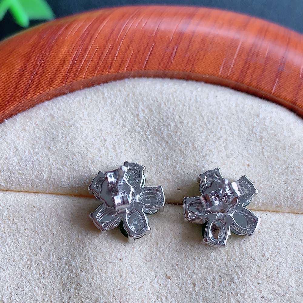 冰润满绿翡翠925银镶嵌耳钉，自然光实拍，翠色灵动，颜色漂亮，种老水足，品相佳，佩戴佳品！W815.18  取一整体尺寸：10.5-4mm  裸石尺寸：3mm