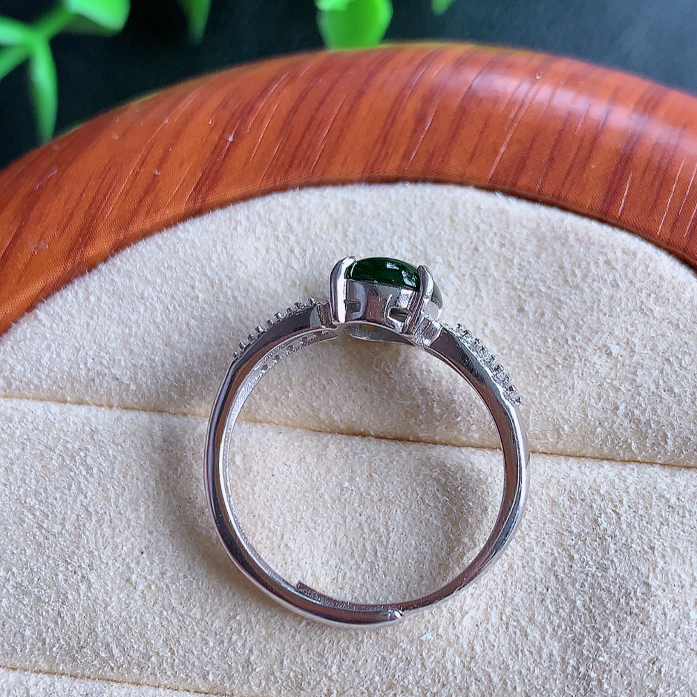冰润满绿精美环形翡翠戒指  玉质细腻  冰清玉润  飘花灵动  颜色漂亮  W502.18   内径尺寸：18.5-8.8-6.8mm  裸石尺寸：8.8-6.8mm
