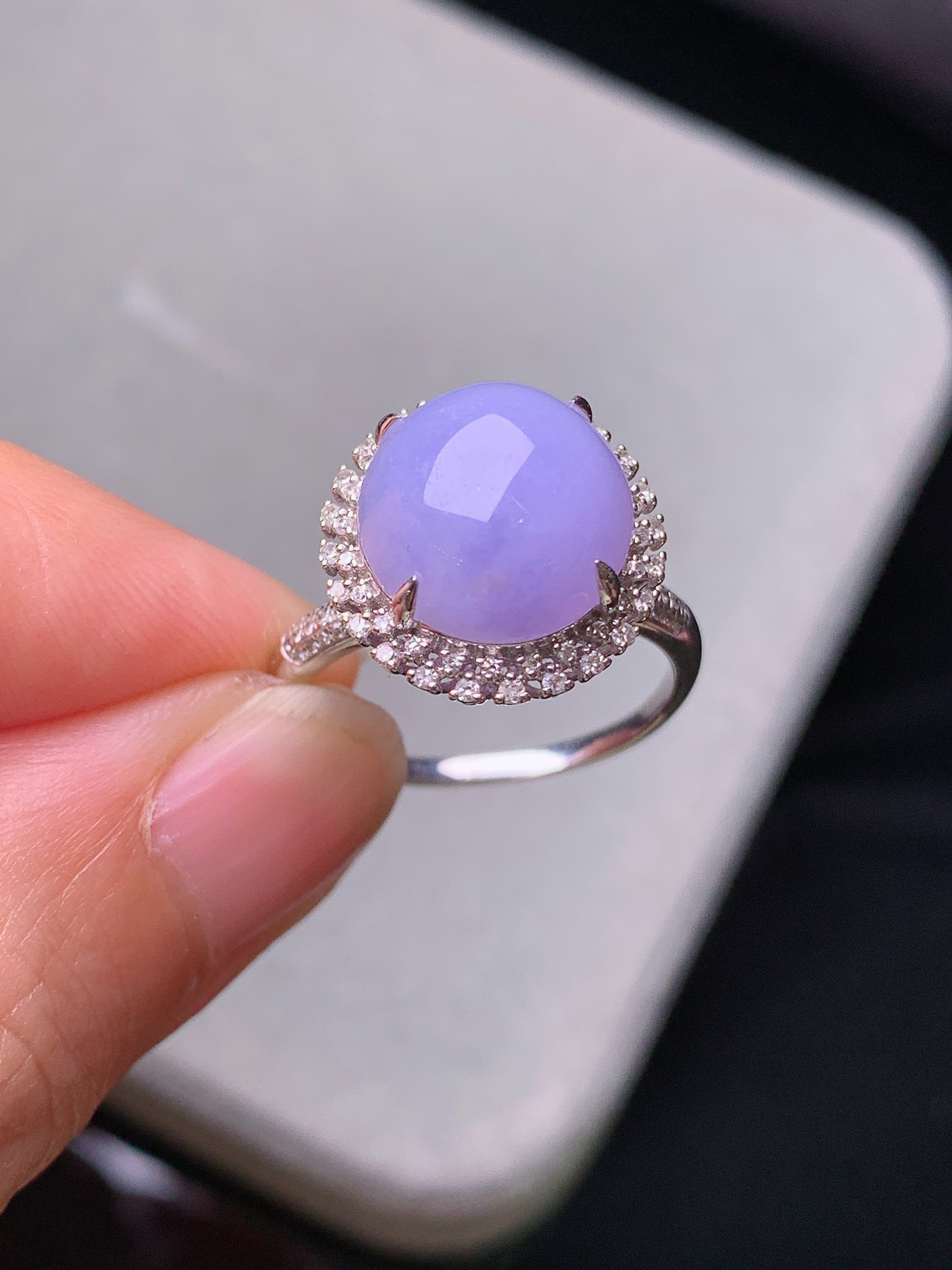 18k金钻镶嵌紫罗兰蛋面戒指 玉质细腻 色泽艳丽清新 水润亮眼 圈口13 整体尺寸14.6*14*11.6c2