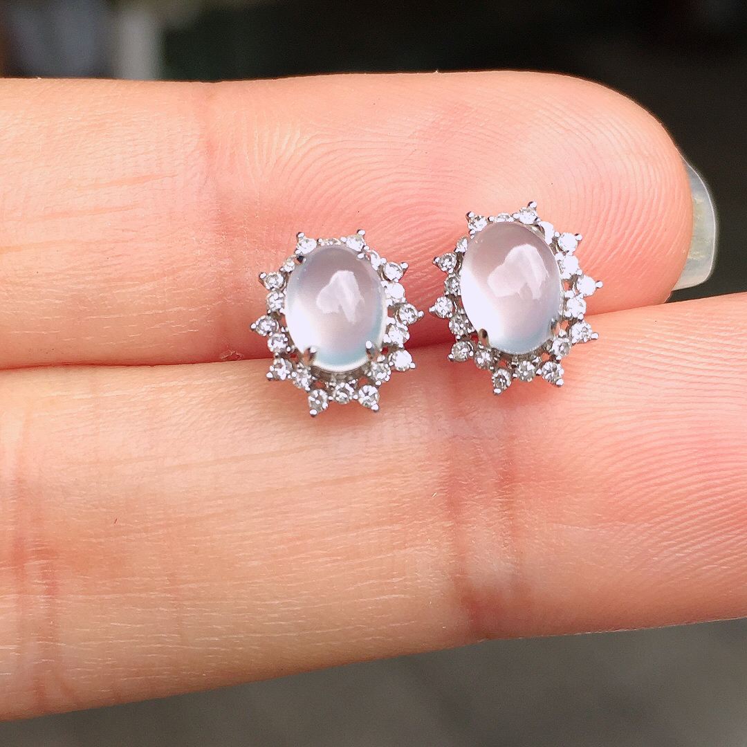 玻璃种蛋面耳钉，玉质细腻，荧光感超
强，饱满圆润，尽显优雅气质，18k
金豪华镶嵌