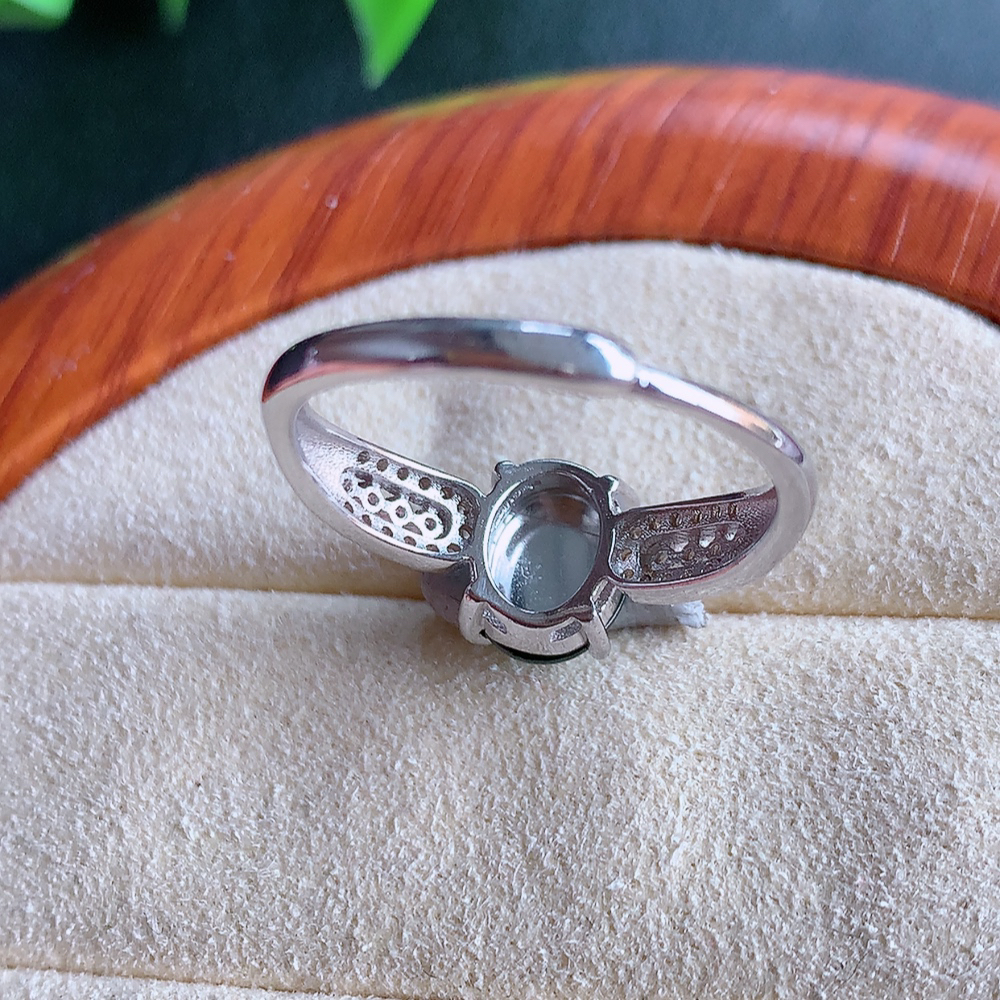 冰润满绿精美环形翡翠戒指  玉质细腻  冰清玉润  飘花灵动  颜色漂亮  W502.18   内径尺寸：18.5-8.8-6.8mm  裸石尺寸：8.8-6.8mm