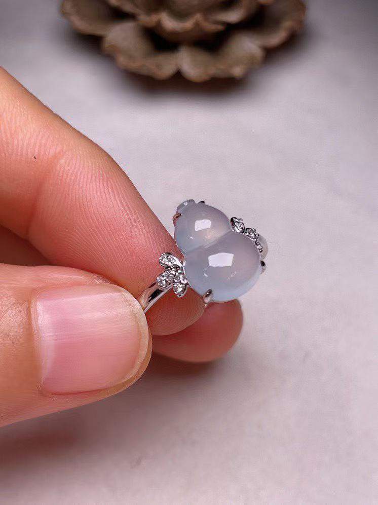 冰种葫芦戒指，真金真钻镶嵌，种水好，玉质细腻 .裸石尺寸 11.8*8.1