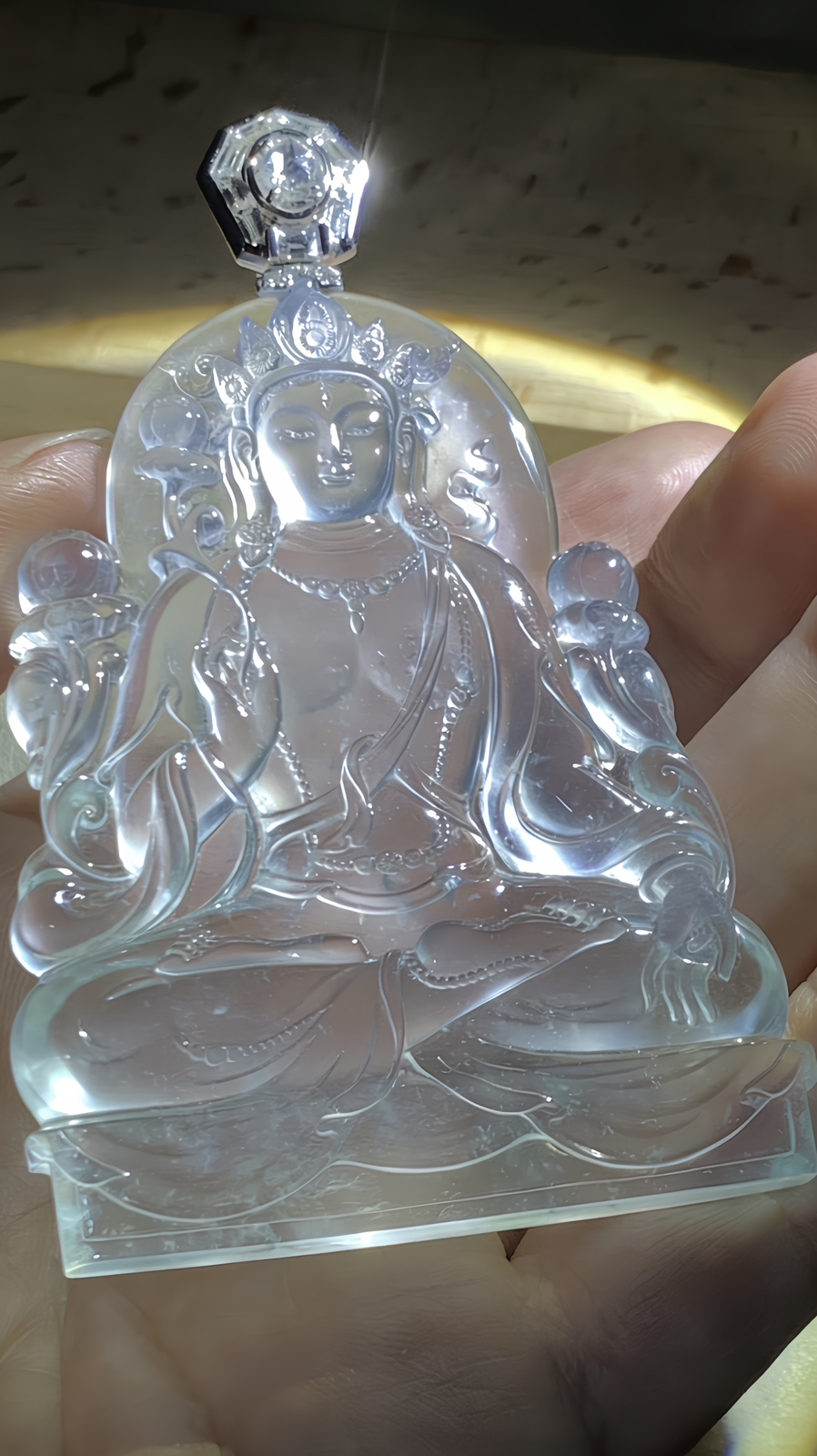 【白度母】，七眼度母，观世音菩萨化身，
山海玉雕艺术作品，
作品裸石67.5-51-6.2mm，45.55g，
18K金，南非钻，