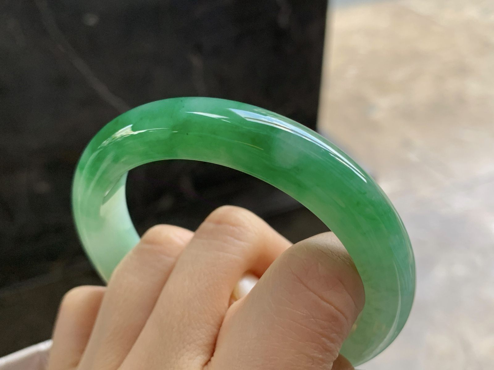 56-11.7-8.6

辣绿色手镯^_^鲜艳 玉质温润