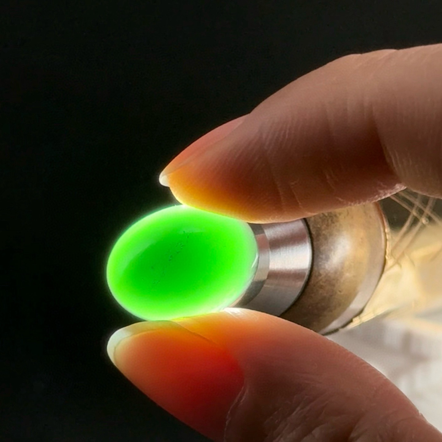 精品墨翠蛋面裸石 戒面 种好色正 黑度极好 打灯通透饱满大气 尺寸15.9