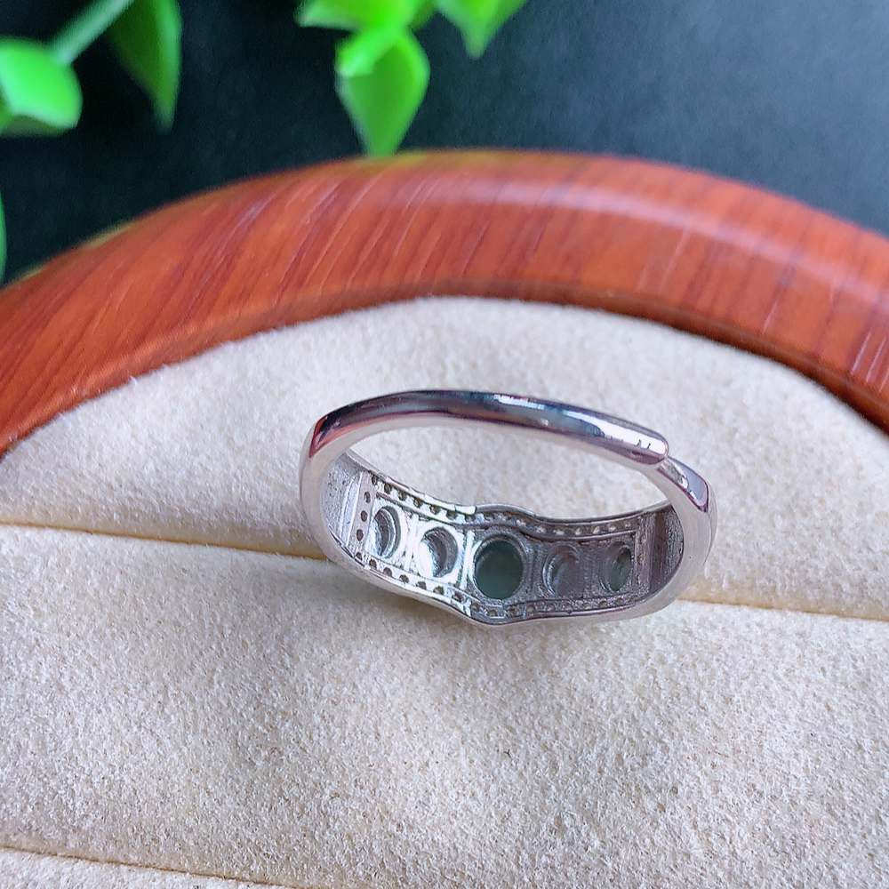 冰精美环形翡翠戒指  玉质细腻  冰清玉润  飘花灵动  颜色漂亮  W502.18   内径尺寸：18-7.3-3.8mm  裸石尺寸：4.5mm