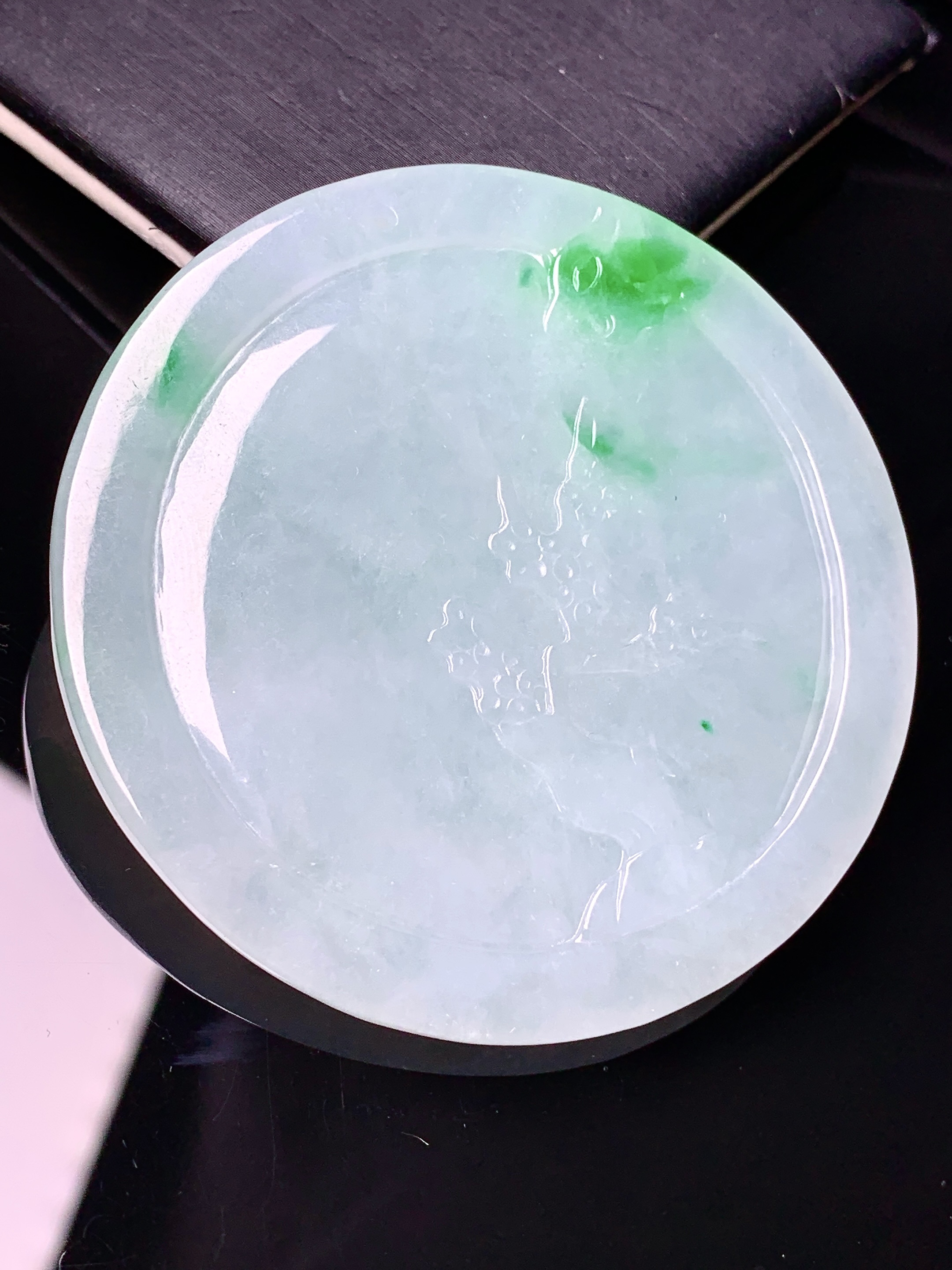 飘绿山水圆牌吊坠 玉质细腻 色泽艳丽清新 水润亮眼 整体尺寸54*5.3a2