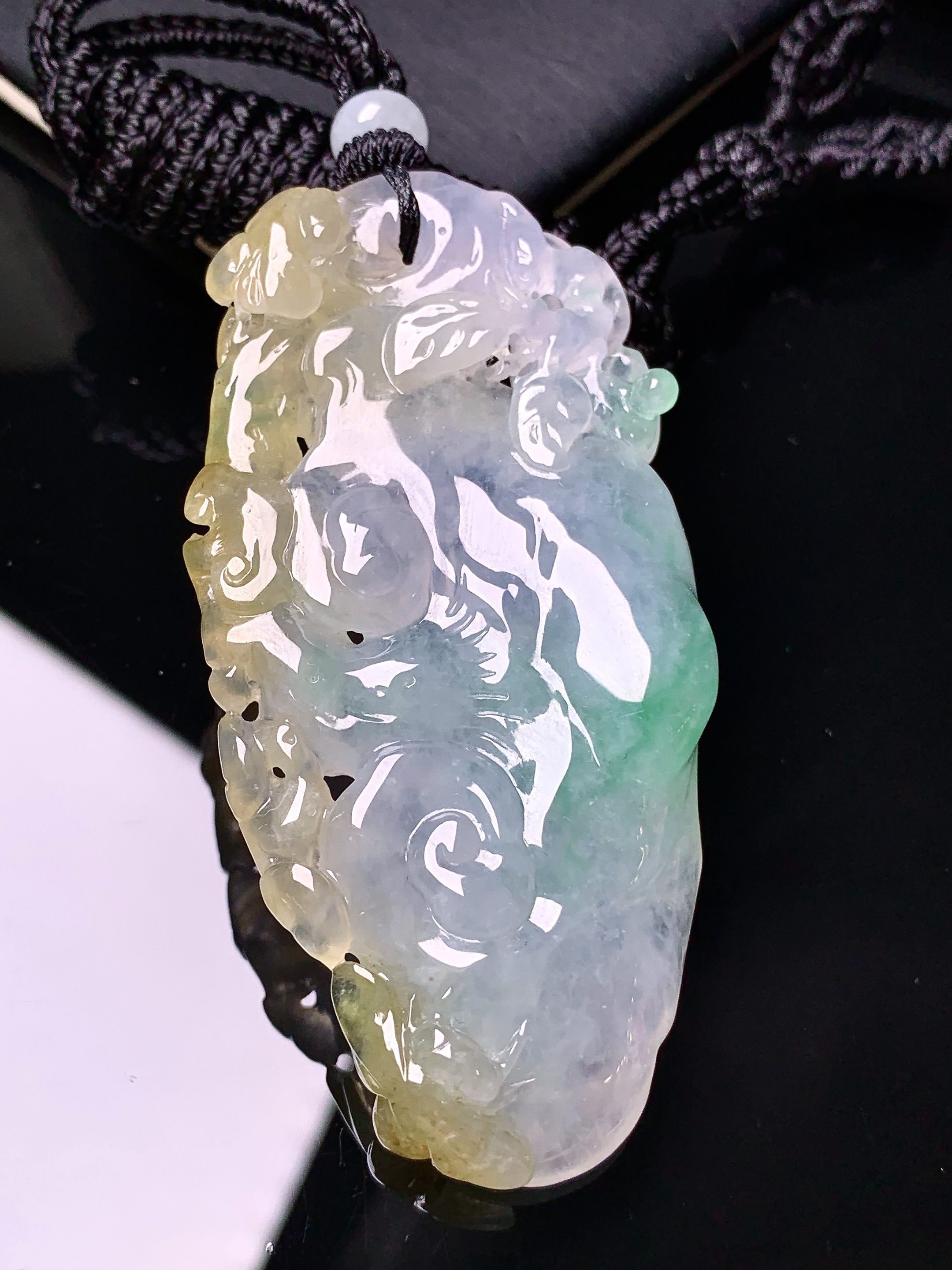 飘黄绿如意吊坠 玉质细腻 色泽艳丽清新 水润亮眼 整体尺寸66.3*32*12w1