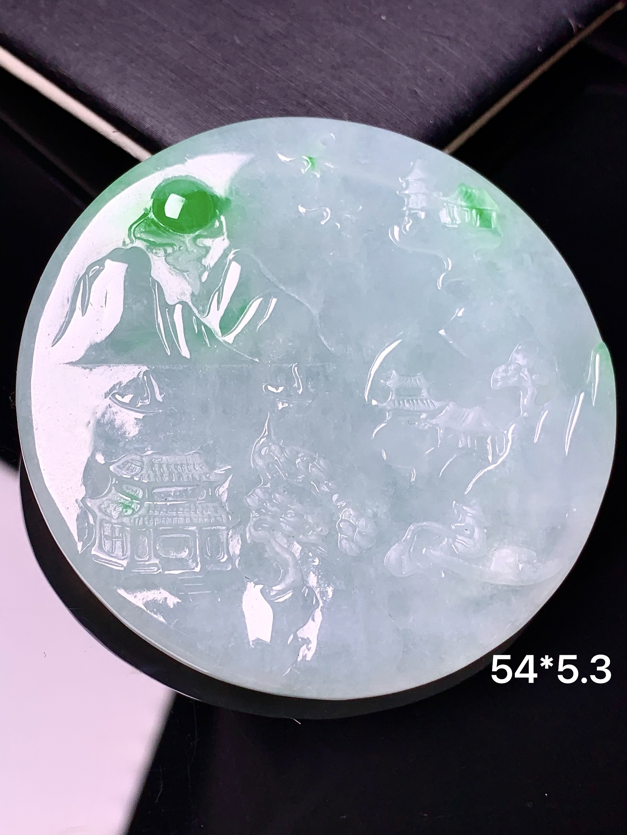 飘绿山水圆牌吊坠 玉质细腻 色泽艳丽清新 水润亮眼 整体尺寸54*5.3a2