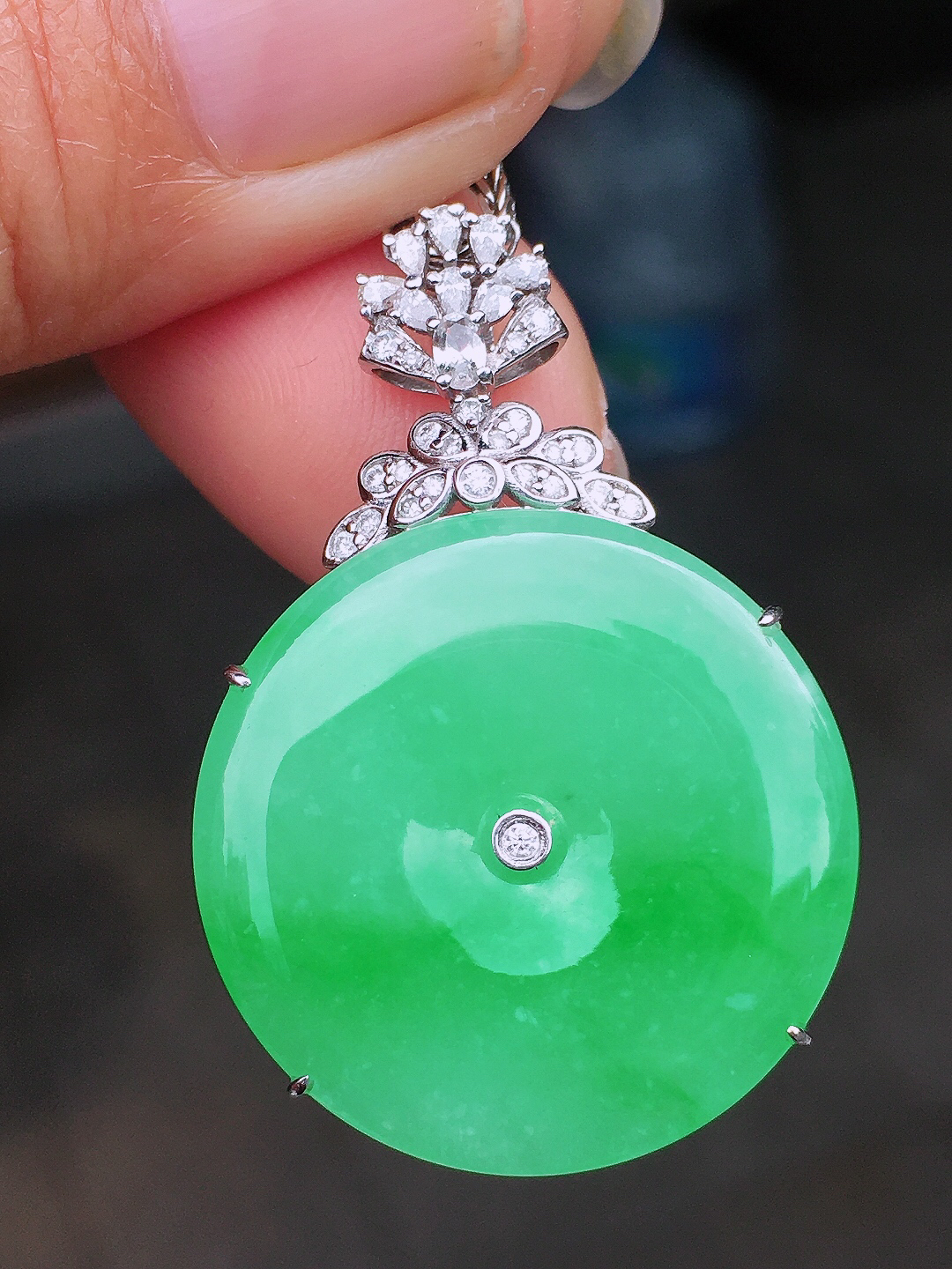 阳绿平安扣吊坠，色泽均匀艳丽，玉质细腻，荧光感超
强，饱满圆润，尽显优雅气质，18k
金豪华镶嵌