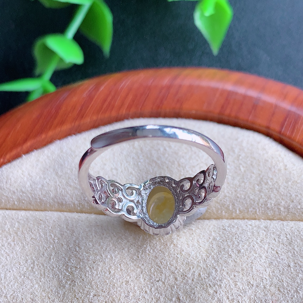 冰润黄翡精美环形翡翠戒指  玉质细腻  冰清玉润  飘花灵动  颜色漂亮  W502.18   内径尺寸：17-9.3-6mm  裸石尺寸：6.6-6mm