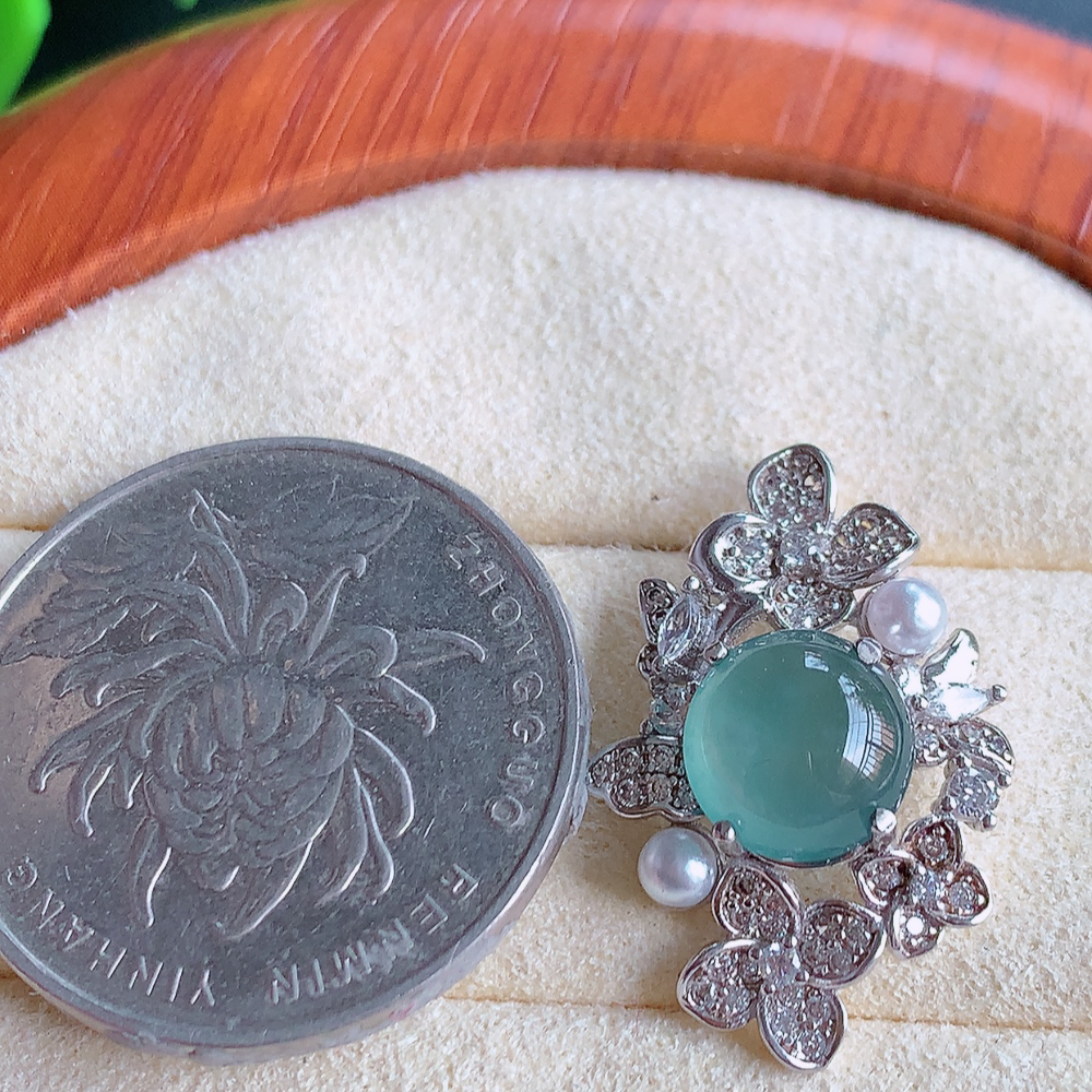 冰晴水蛋面翡翠吊坠，质地细腻，清秀高雅，饱满圆润  款式大方经典，颜色鲜艳，沁人心脾，高质量精品   W502.18  整体尺寸：24-16-6.5mm   裸石尺寸：8.5mm