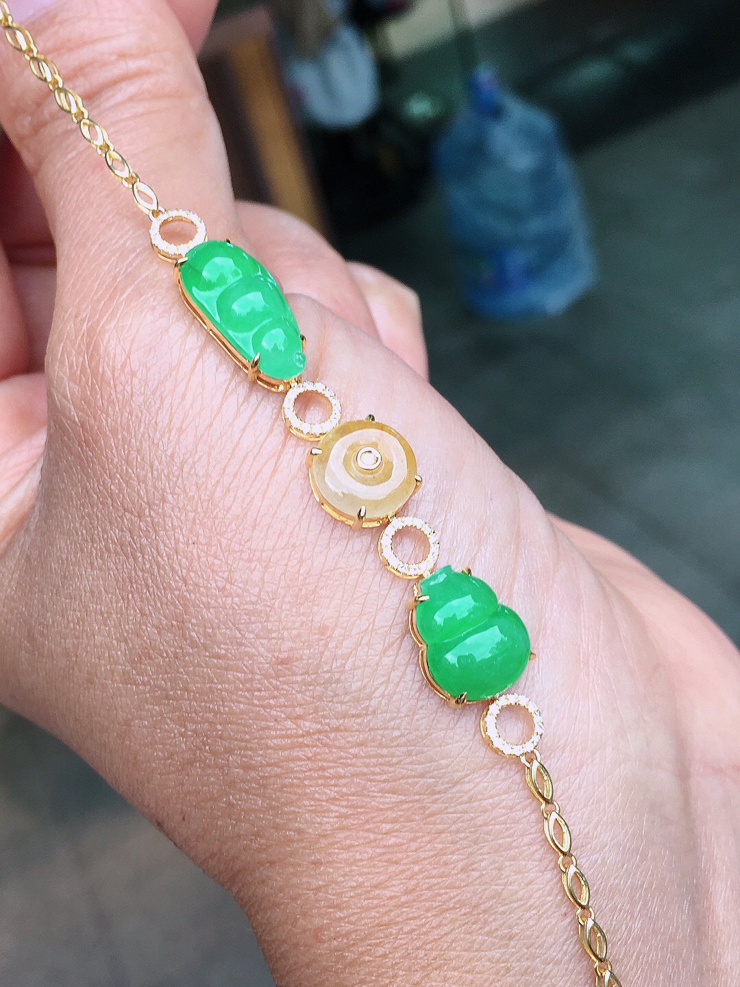 （黄+绿）三合一手链，色泽均匀艳丽，玉质细腻，荧光感超
强，饱满圆润，尽显优雅气质，18k
金豪华镶嵌