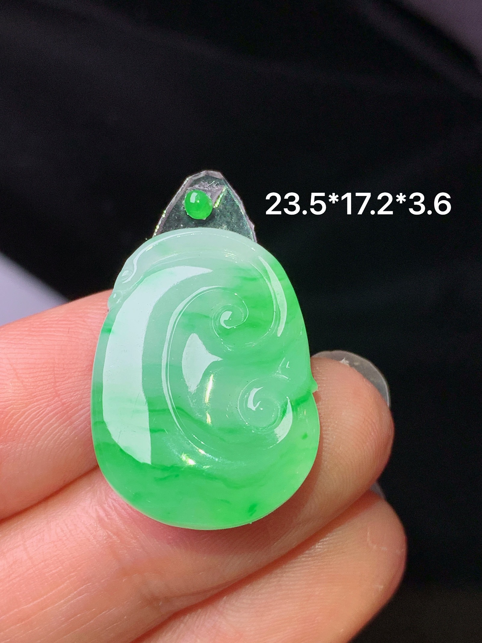 镶嵌款 翠绿如意吊坠 玉质细腻 色泽艳丽清新 水润亮眼 整体尺寸23.5*17.2*3.6*2x