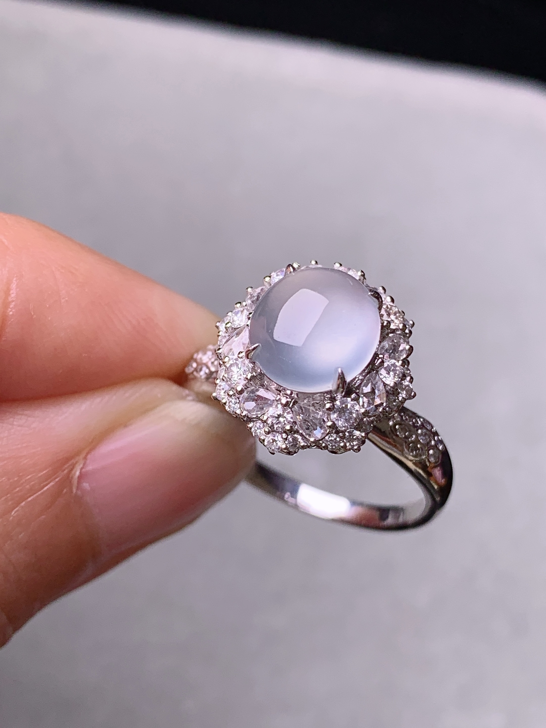 18k金钻镶嵌冰种蛋面戒指 玉质细腻 色泽艳丽清新 水润亮眼 圈口13.5 整体尺寸13.2*13*10.8t1