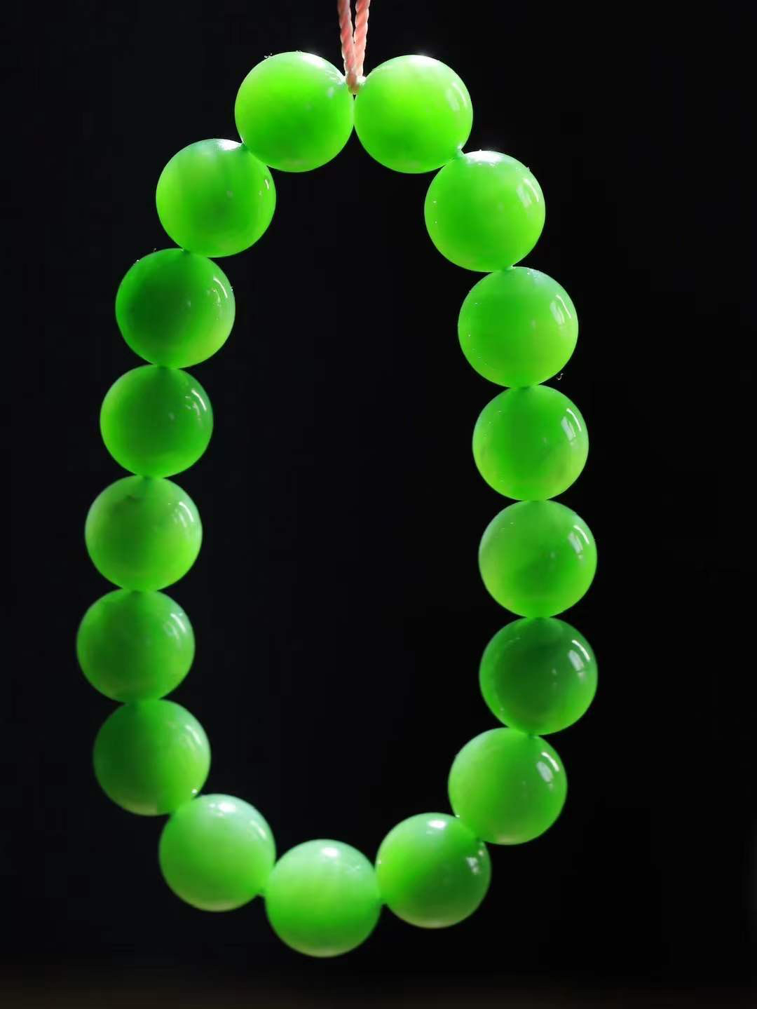 【珠圆玉润.手串】

精品和田玉碧玉珠圆玉润手串 玉质温润细腻  整串打磨圆润，佩戴舒适。珠珠落玉盘，间关莺语花底滑，一生美好时光，无论身在何处，都有它相伴相守。事事顺遂，幸福美满，吉祥如意。重48.6克 尺寸取一12.2mm FDL-16301900