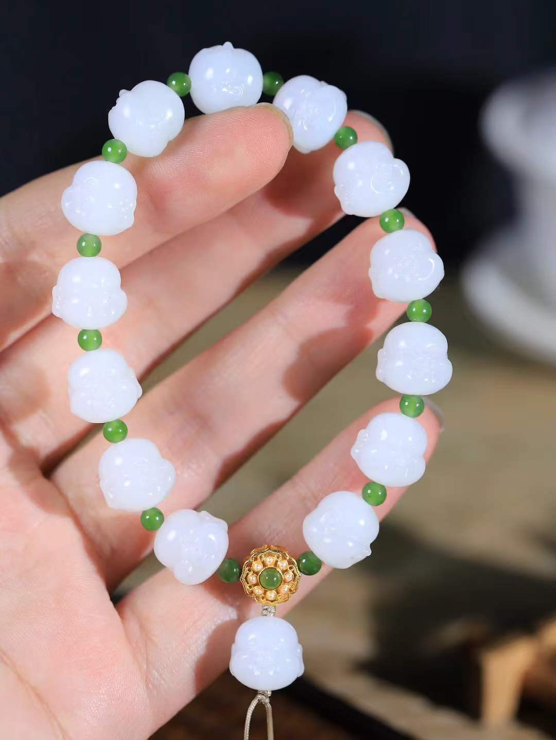 （弥勒笑佛.手串）

精品和田玉白玉弥勒佛手串，脂粉浓郁，玉质细腻温润，油性十足，颗颗精雕笑佛，笑容可掬，让人如沐春风，笑语吟吟，寓意待人宽厚，遇事大度，能屈能伸，️福佛相伴，福运连绵。给佩戴者带来平安 。尺寸取一11.5-11.7-11.3mm重37.5克FDA-80171963